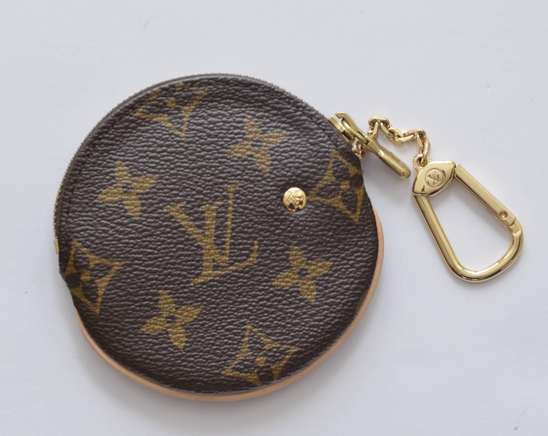 Louis Vuitton LV Monogram Takashi Murakami Hands coin purse.
Excellent condition.
I have LV handbag from same collection listed.

FINAL SALE.