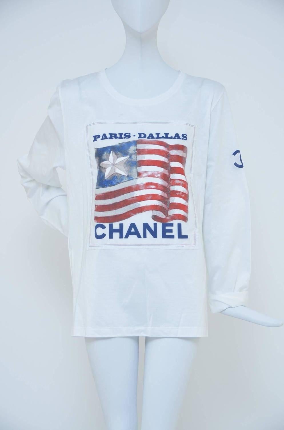 Chanel Paris Dallas t'shirt.
New without tags.
Size M.
Measurements: Bust 32”, Waist 32”, Length 23”
Fabric Content: 100% Cotton .

FINAL SALE.