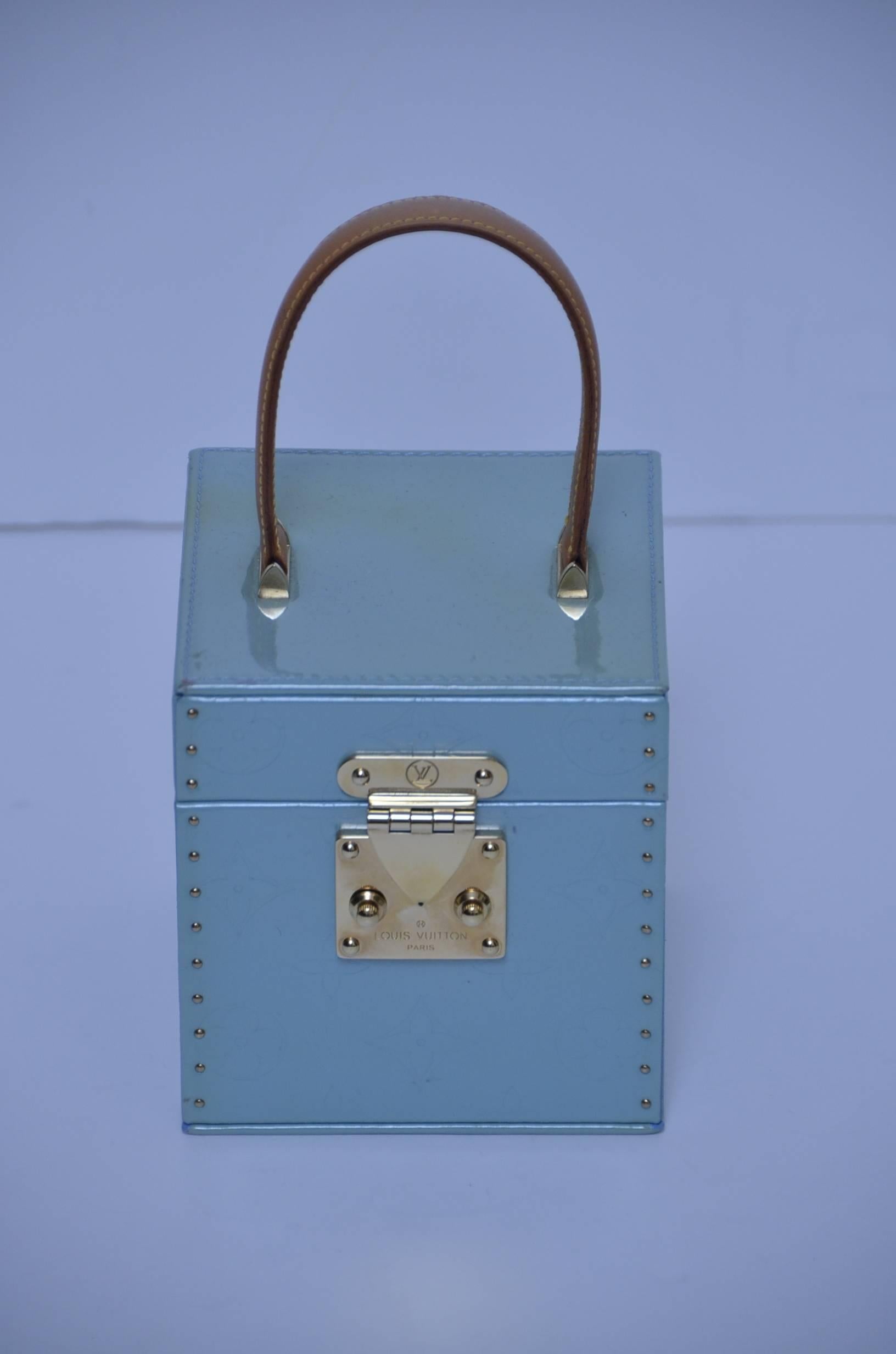 Rare Discontinued Louis Vuitton Mint Green Vernis Bleecker Mini Trunk Clutch Box
Mint light blue Vernis leather exterior mini trunk.
Mint blue interior with a mirror
Made in France
Limited Release from around 1998
Dimensions: