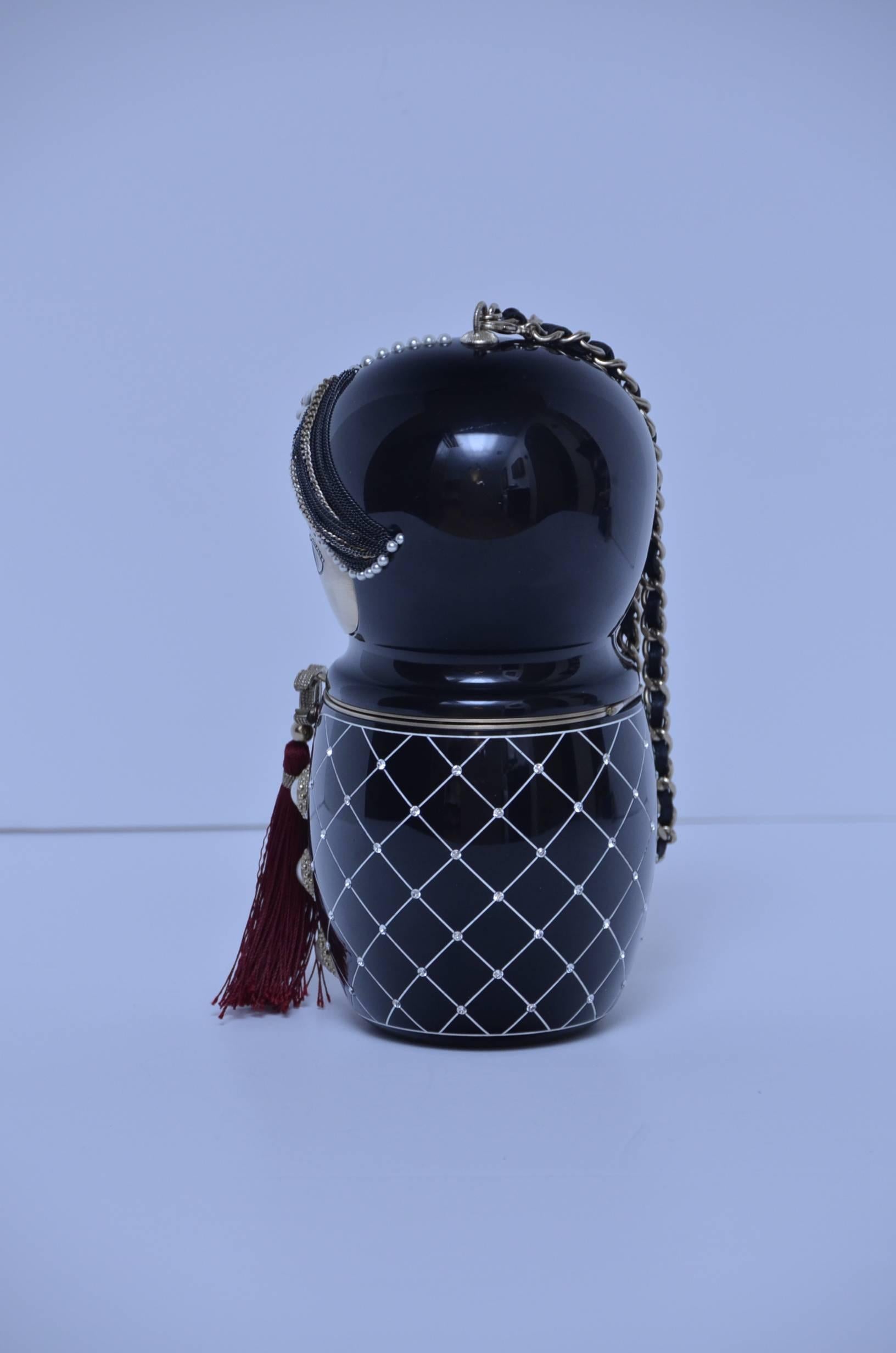 Pochette/sac de poupée Chanel de la collection Paris Bombay.
Impossible à trouver et à collectionner.
Ce sac spécial   pourraient être exposés dans des placards de luxe ou dans votre  la vitrine du sac à main comme belle pièce de décoration.
Ce