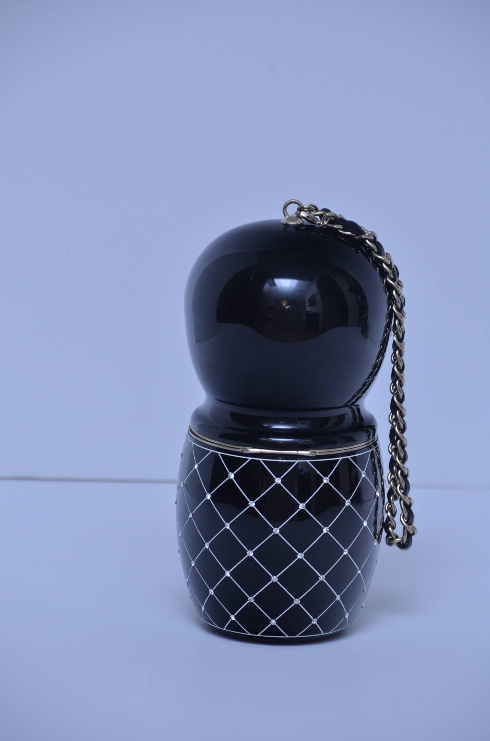 Ultra Rare Minaudière CHANEL Paris -Bombay  Embrayage pour poupées Monnaie de collection Excellent état à New York, NY