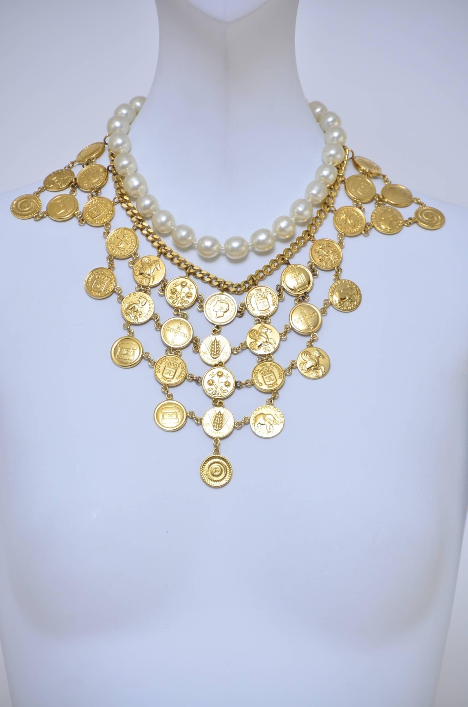 Very rare Chanel charms and pearls choker necklace from 1980's
Multiple coins with different Chanel motifs.
Stamped CHANEL on the clasp.
Amazing design with very interesting set-up. When worn necklace charms do not fold over and they nicely lean to