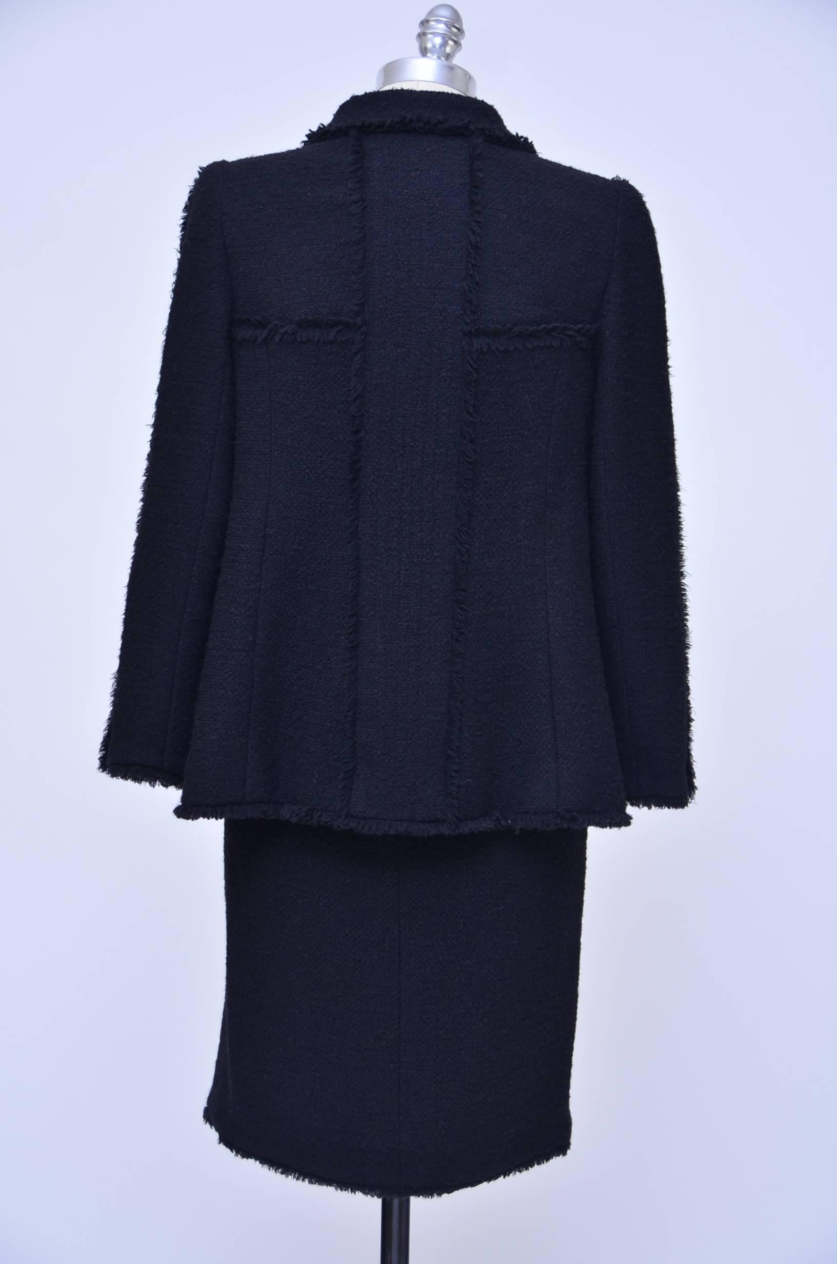 Chanel Haute Couture black tweed suit.
Jacket and skirt in excellent mint condition.
Made of slightly softer wool fabric with 4 pockets on the front.
Approximate measurements:
Jacket...underarm 38