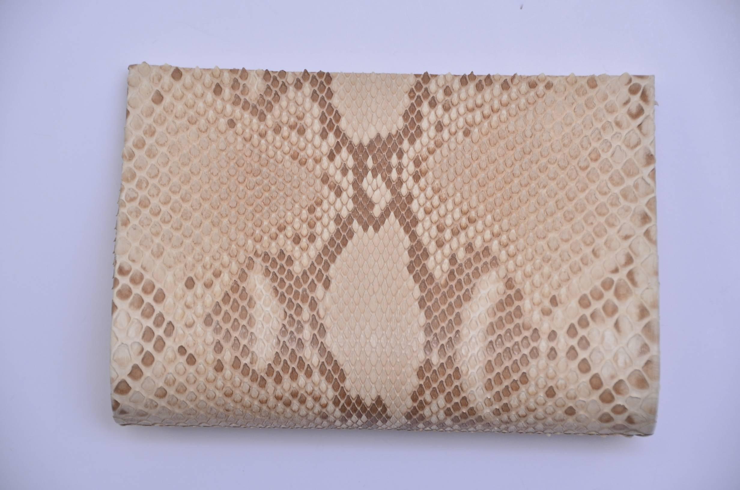 Paige Gamble medium size snake skin clutch.
Excellent new condition.
Made in New York.
Original box included.
Approximate measure:
L 8