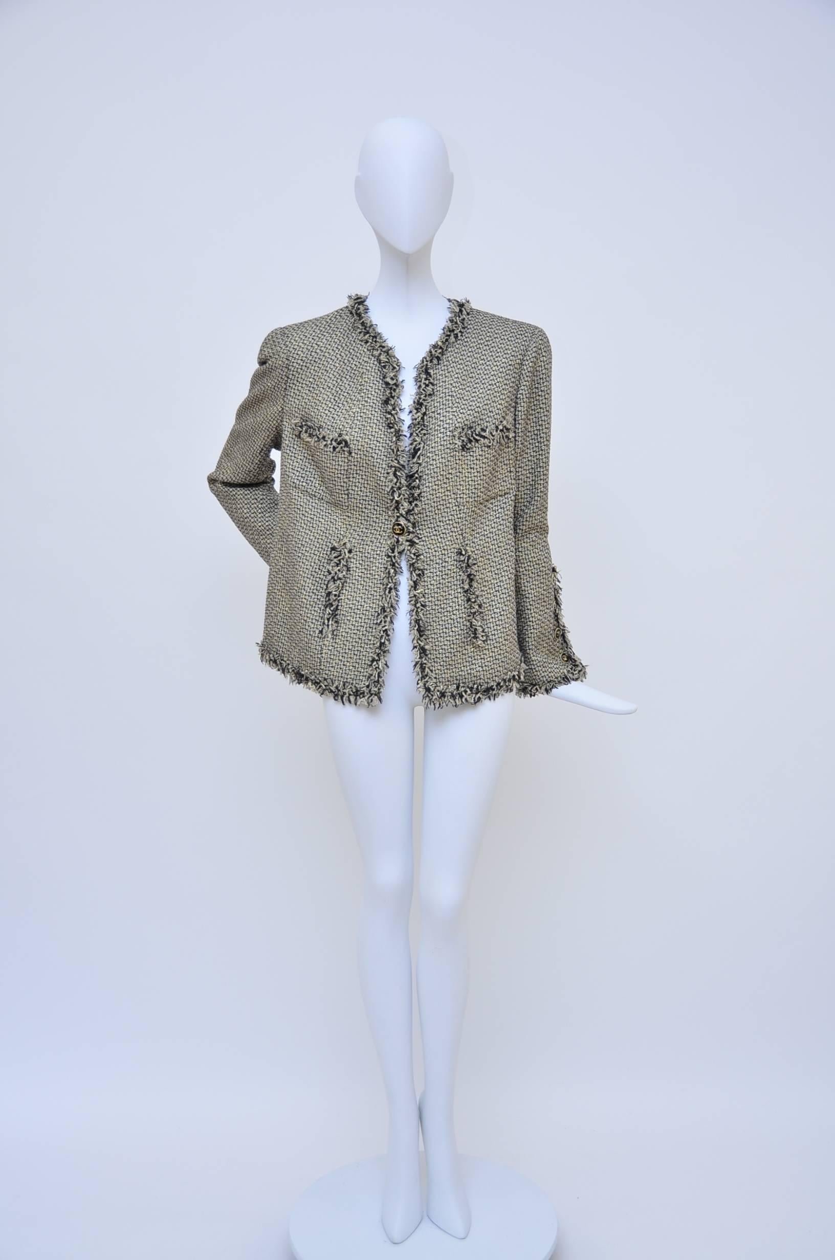 Chanel runway 2007 tweed jacket.
Excellent mint condition.
Made in France .
Size 46.
Approximate measure:
Underarm:38