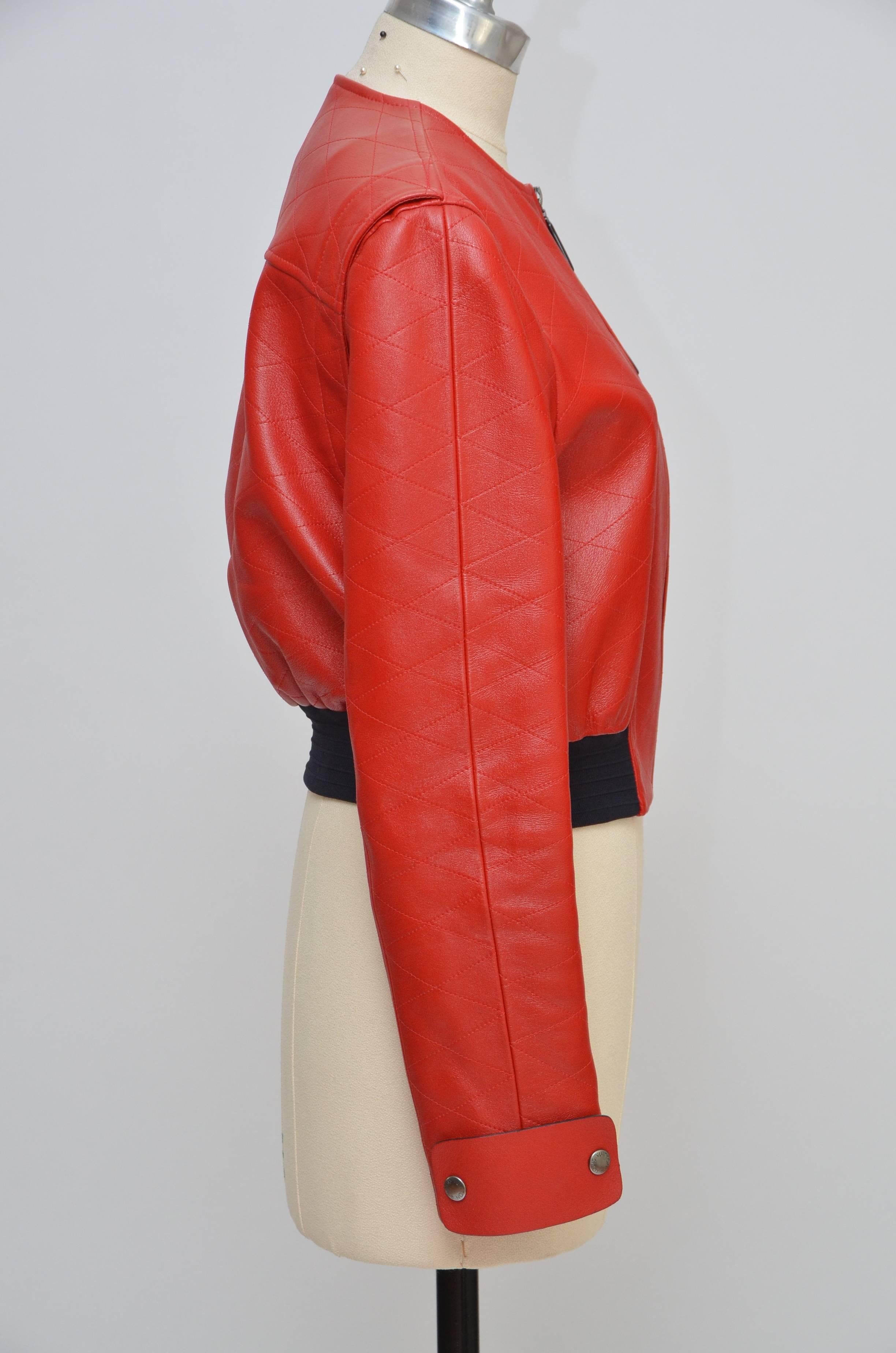 Louis Vuitton Resort 2015 rote Lederjacke. 

Nicki Minaj hatte gestern (7. Juni) einen Gastauftritt während des Auftritts von Meek Mill beim Hot 97 Summer Jam 2015 und trug eine rote Louis Vuitton-Lederjacke aus der Resort 2015-Kollektion des