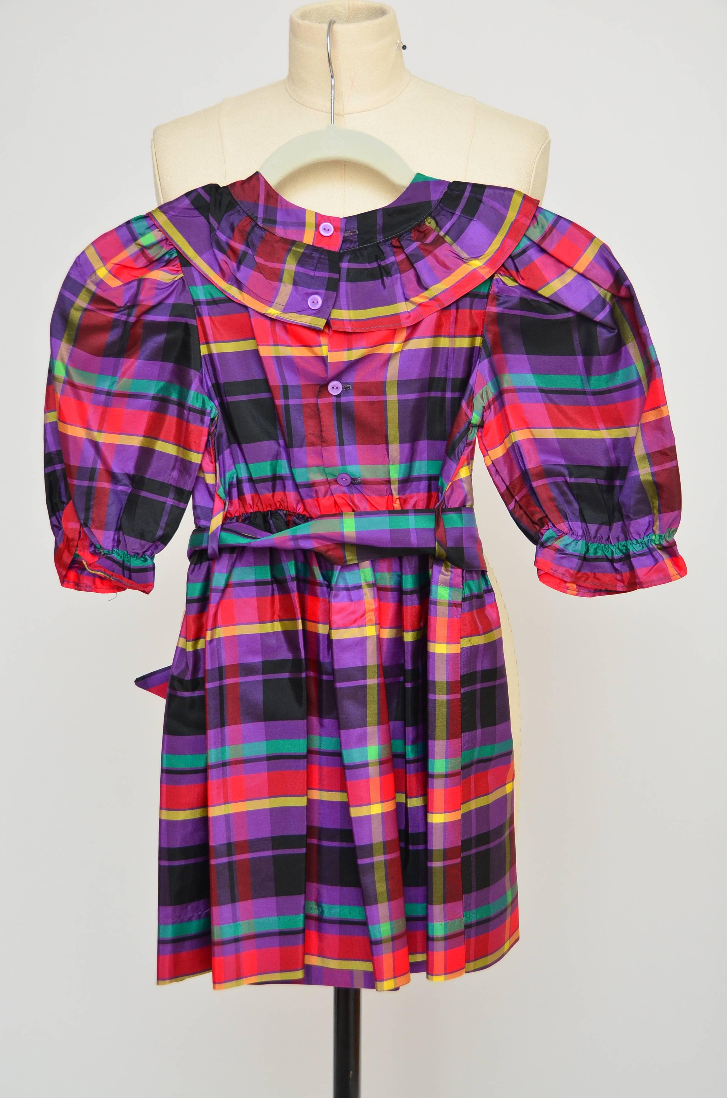  YSL Vintage 80's Yves Saint Laurent Kariertes Kleid für kleine Mädchen  NEU   (Violett) im Angebot