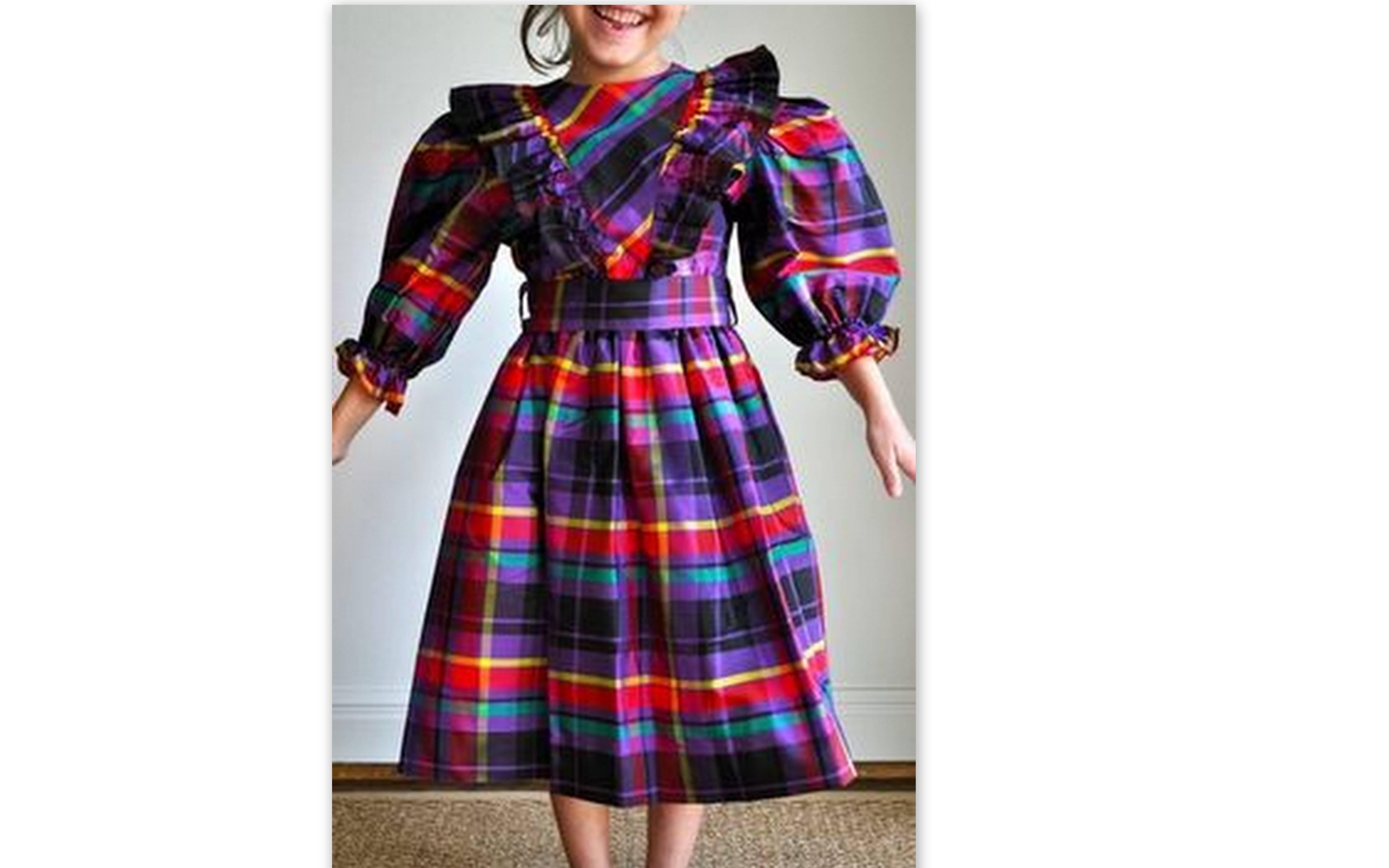 Vintage ungefähr aus 1980's YSL Kleid für kleine Mädchen.
Die Größe auf dem Label ist 6, aber bitte überprüfen Sie die Maße.
Der Stoff fühlt sich an wie Seide.
Schöne leuchtende Farben.
Großartig  Zusatz zu jemandes  YSL Collection.
Hergestellt