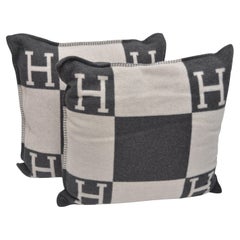 Hermes  2 Almohadas Avalon  Modelo Grande  27.6" X 27.6"  NUEVO