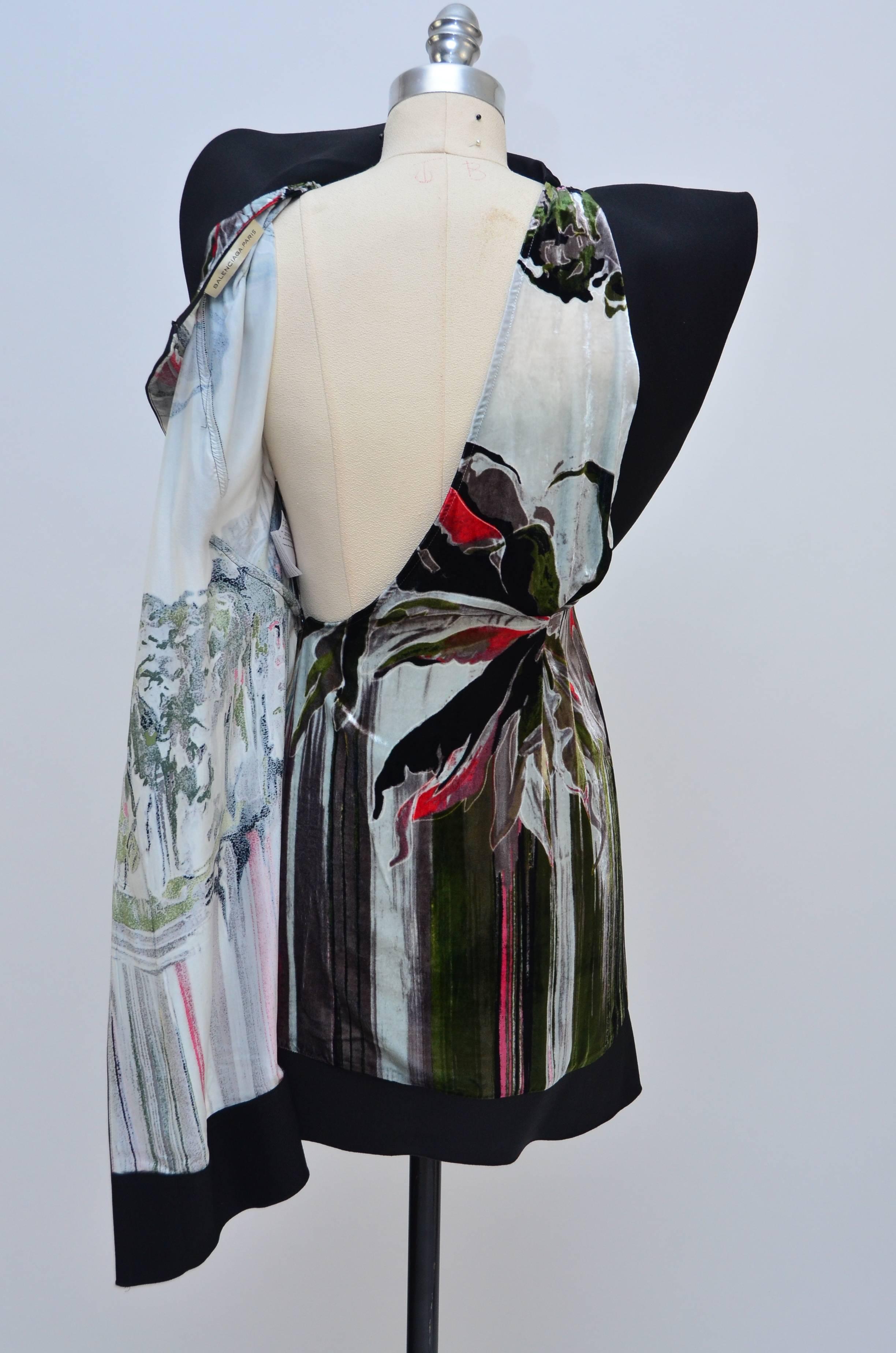 Balenciaga  Nicolas Ghesquière  Runway 2010 Silk Ikat Print Dress  36 In Excellent Condition For Sale In New York, NY