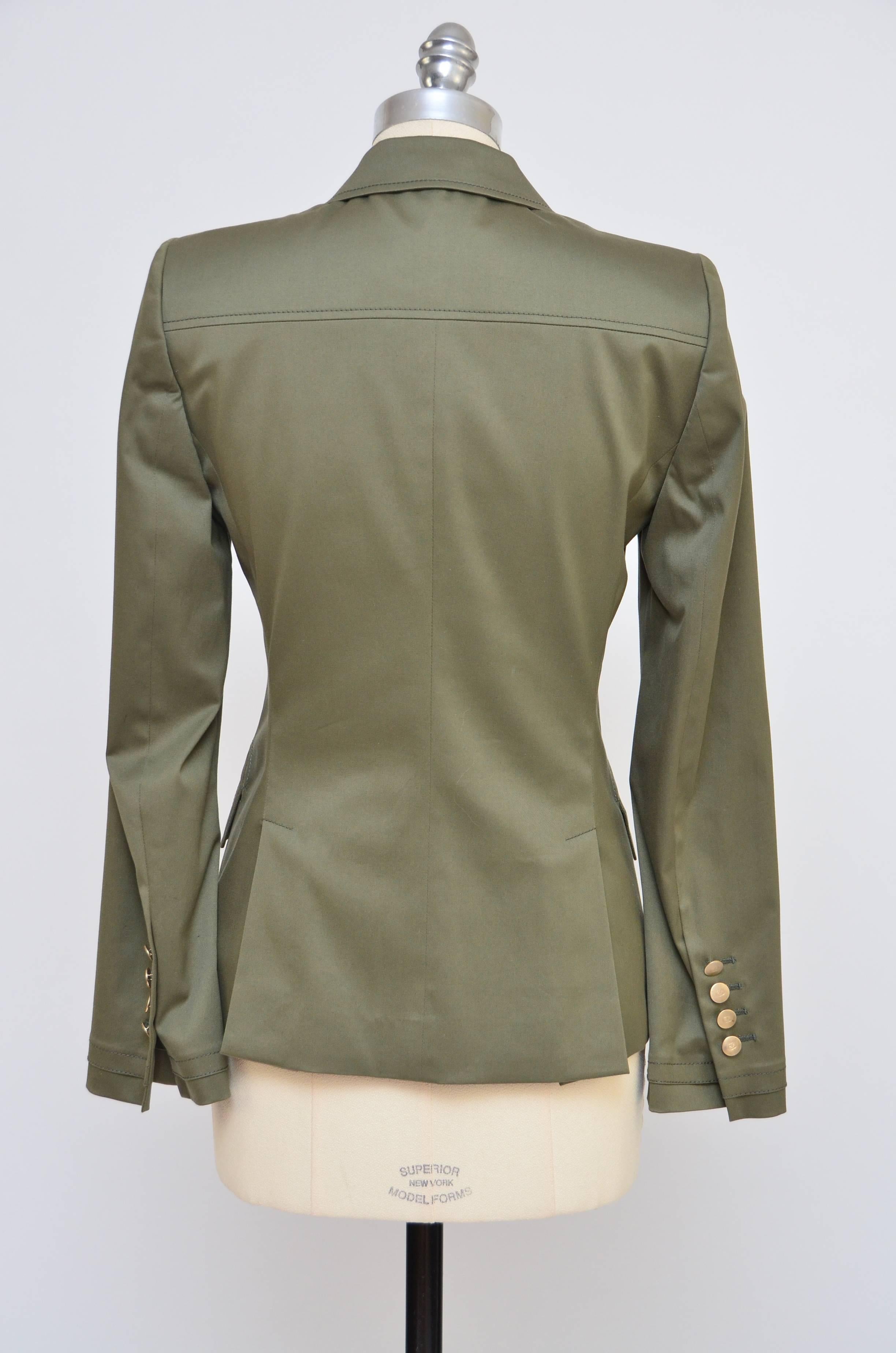 Gucci army green blazer in mint condition possibly never worn.
Size 40.
Made in Italy.
Approximate measure:Waist 30