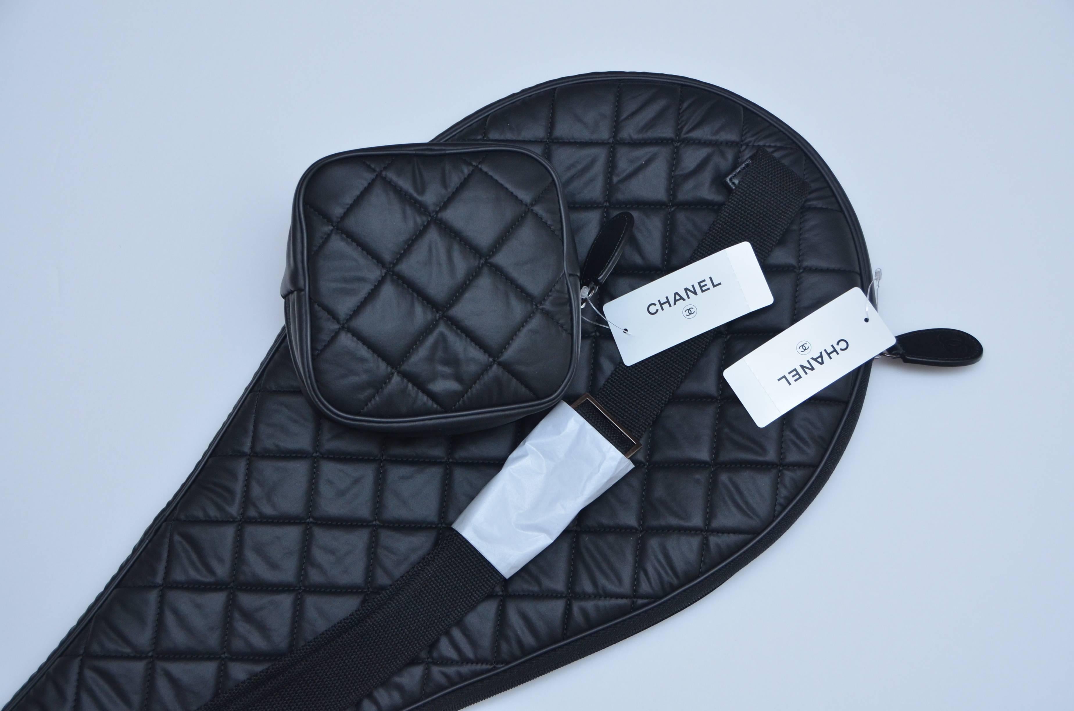 Chanel tennis racket in blue/ivory/black color combo.
Brand new with tags,store fresh,never used ......
4 Chanel tennis balls with pouch included.


FINAL SALE.