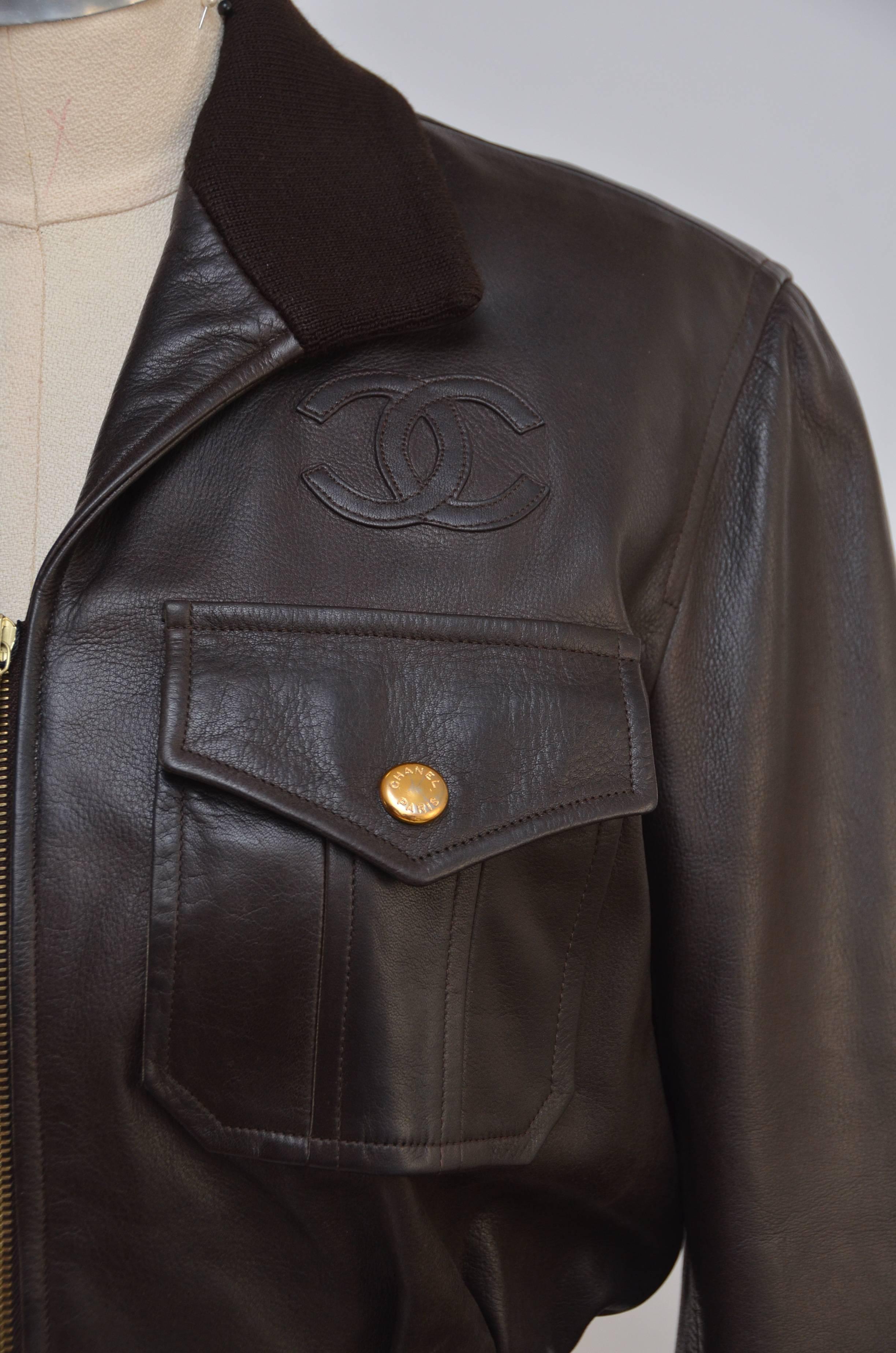 Chanel brown leather jacket.
No size listed but photographed on mannequin size 6 US.I would estimate this jacket to be size 4 US.
Zipper closure on the front.2 pockets in the front with snap closure.
Excellent vintage mint condition.

FINAL SALE.