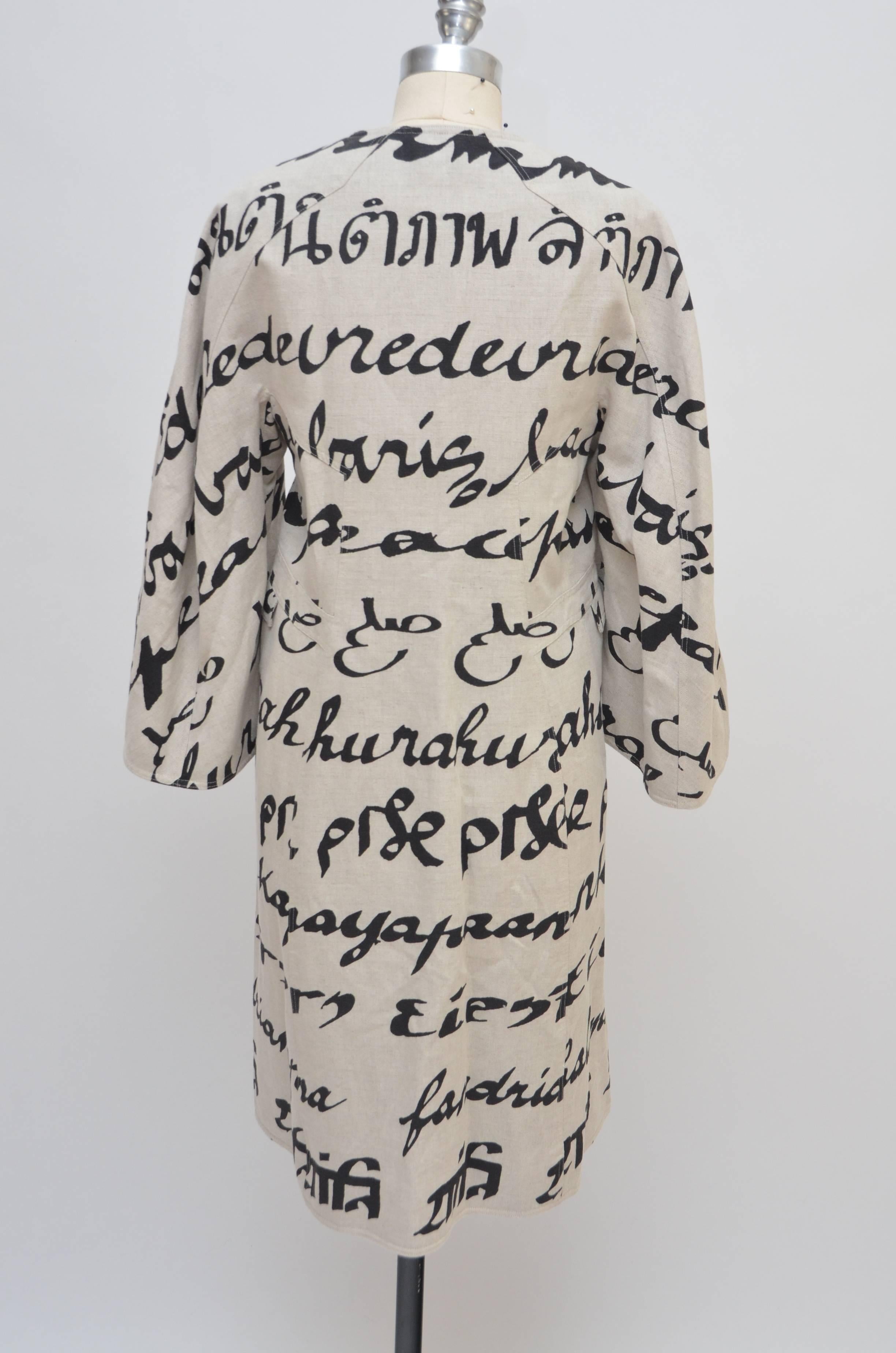 Creme and black Ralph Rucci collarless linen coat with abstract print throughout, three-quarter sleeves and button closures at front.
Bust: 37
