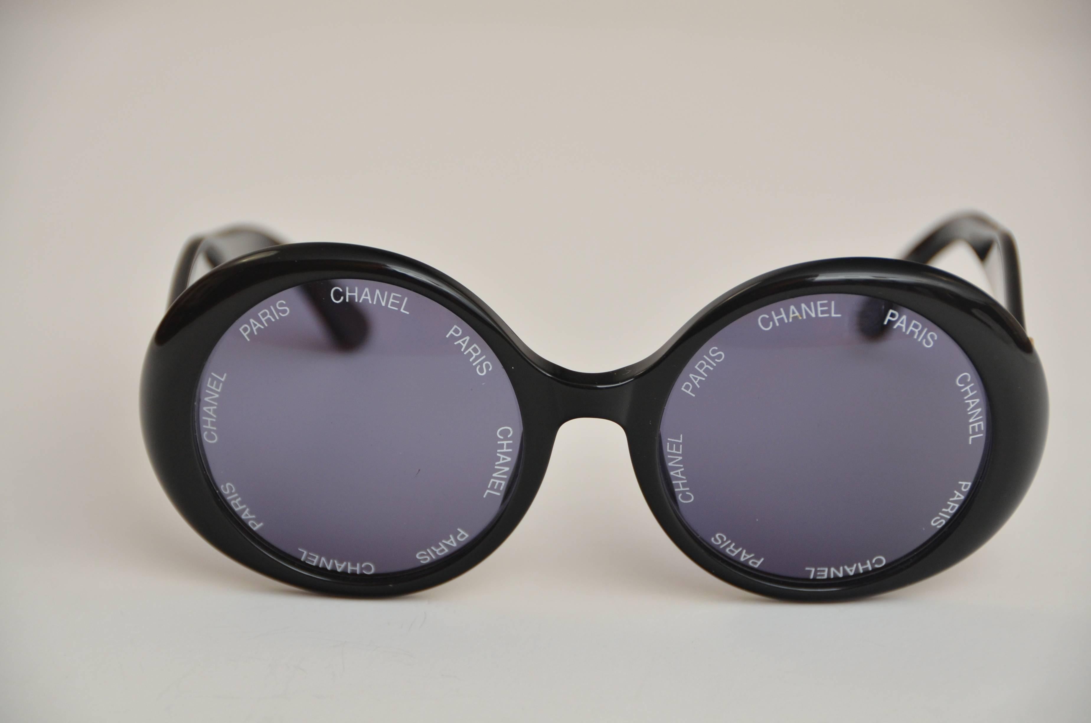 Chanel seltene Vintage-Sonnenbrille.
Neuwertiger Zustand.
Gesehen an Rihana in Weiß .Chanel Paris gedruckt auf dem  Linsen.
Sie sehen fantastisch aus auf .
Keine Kratzer oder andere auffällige Mängel, einschließlich der Originalverpackung.

FINAL