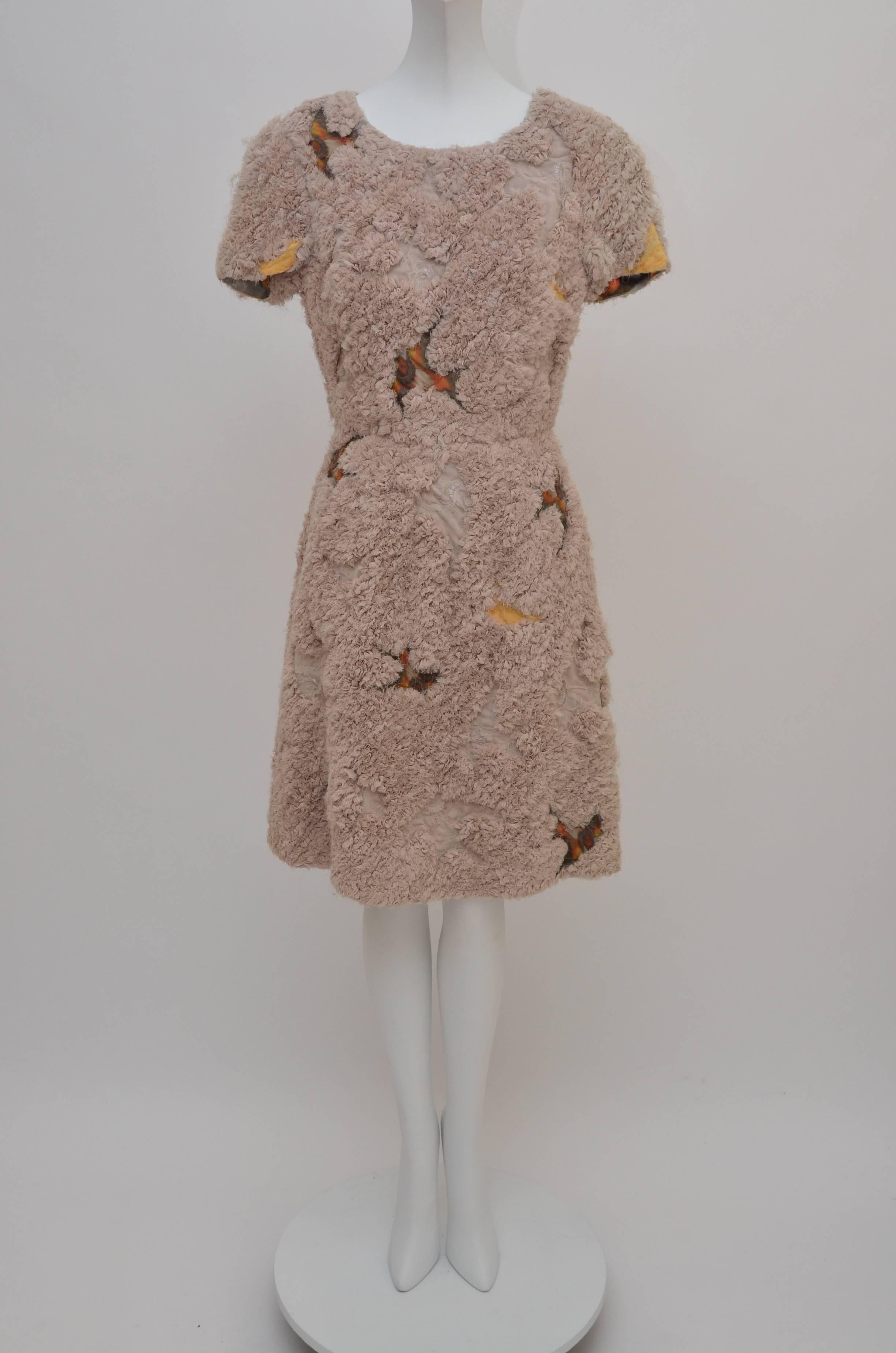 Erdem Printemps 2010  robe très romantique  avec des oiseaux, étonnant  texture  et le résultat final obtenu avec  un mètre de tissu de chiffon....
Imaginez combien de mètres ont été utilisés pour cette robe, ou comment elle a été fabriquée.
Taille
