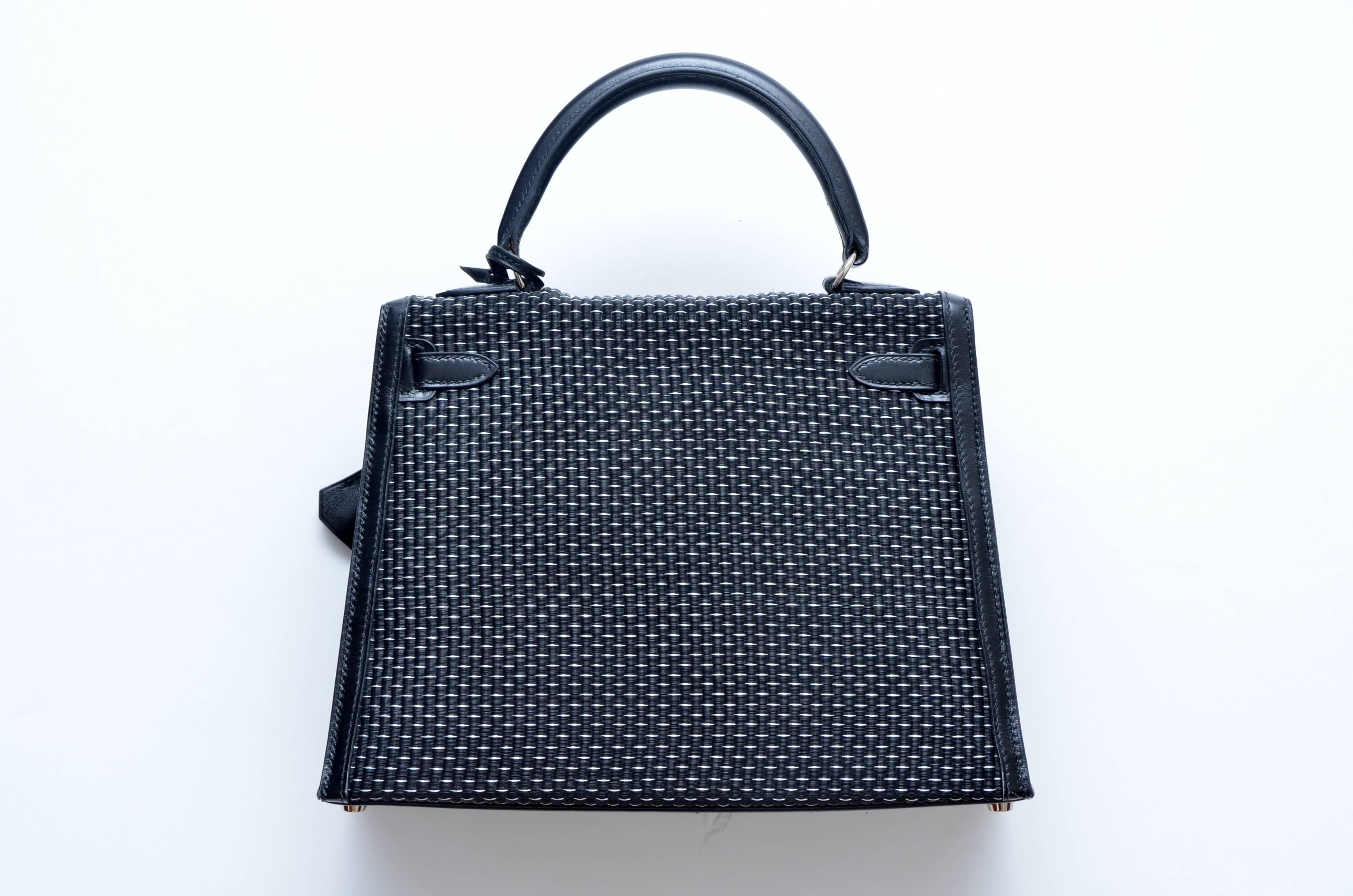 Rare Hermes Kelly Sellier 25cm in Silver/Noir Crinoline Box Leather Palladium Hardware
A drop dead gorgeous Kelly in a RARE combo: Black with silver Crinoline ( horsehair ) with black box leather. The horizontal " white " lines on