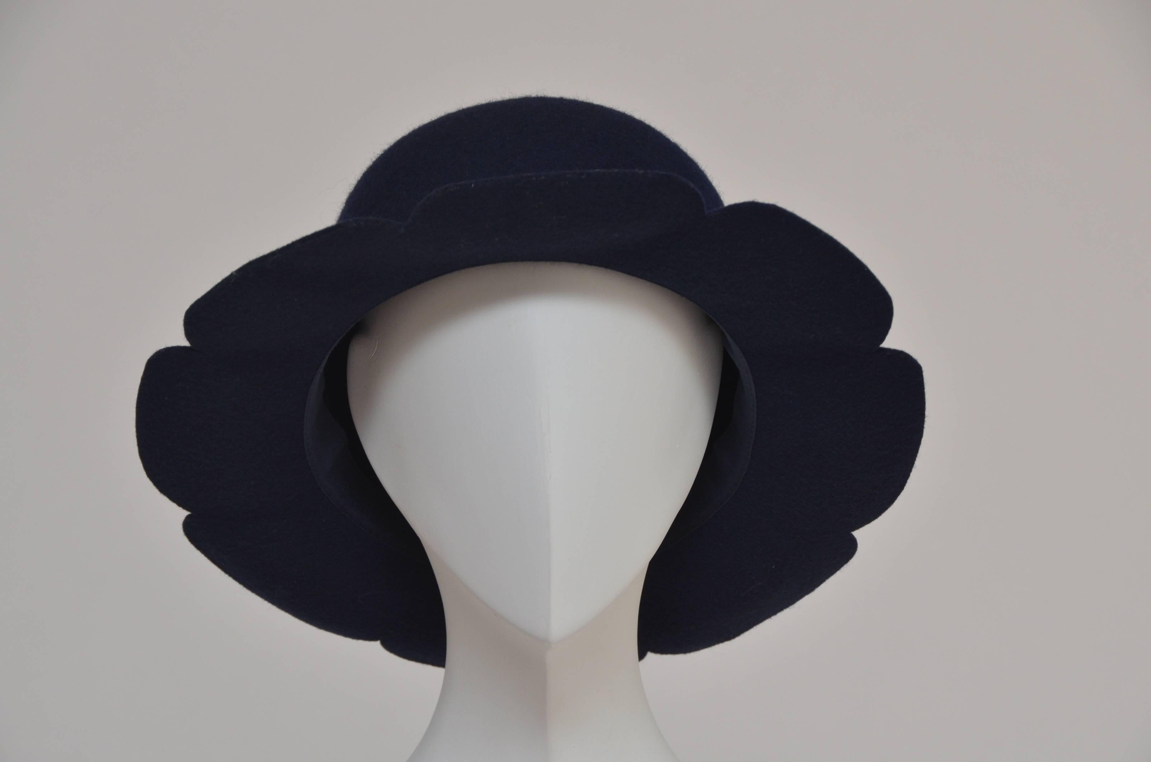 Stephen Jones For Comme Des Garcons Flower Hat 
Mint condition .Possibly never worn.
Dark blue color in person.
Made in France 

Inside measure is about 56.5 to 57