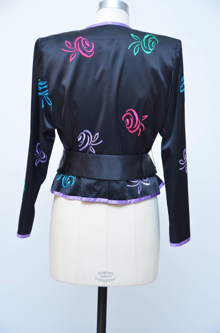 Marc Jacobs roses jacket
Size 4 but it runs little big.Photograph on mannequin size 6 US
Excellent condition....
Personally purchased ,never worn but dry cleaned so i cant really describe  it as new without tags.
Belt was extended few inches but it