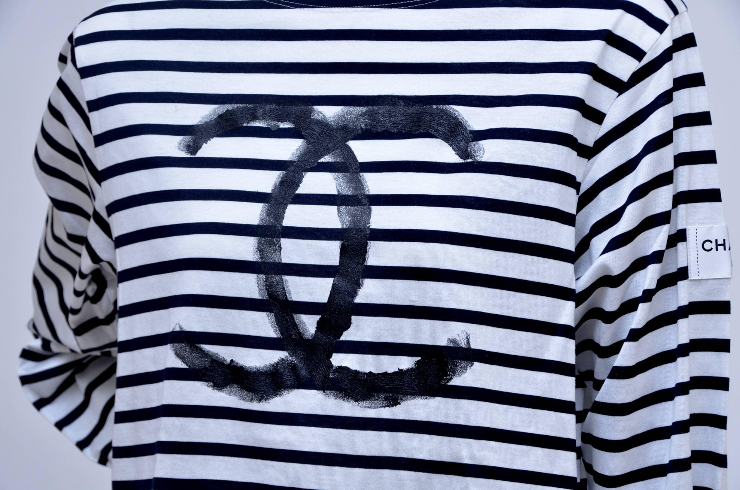 Chanel limited edition Christmas 2008 shirt.
New without tags.
Long sleeves.
Size S.Made in Italy.
Fabric 100% cotton.Long sleeve,white with black stripes and large CC in the front.Run little large....

Seen on super glam fashion icon Mira