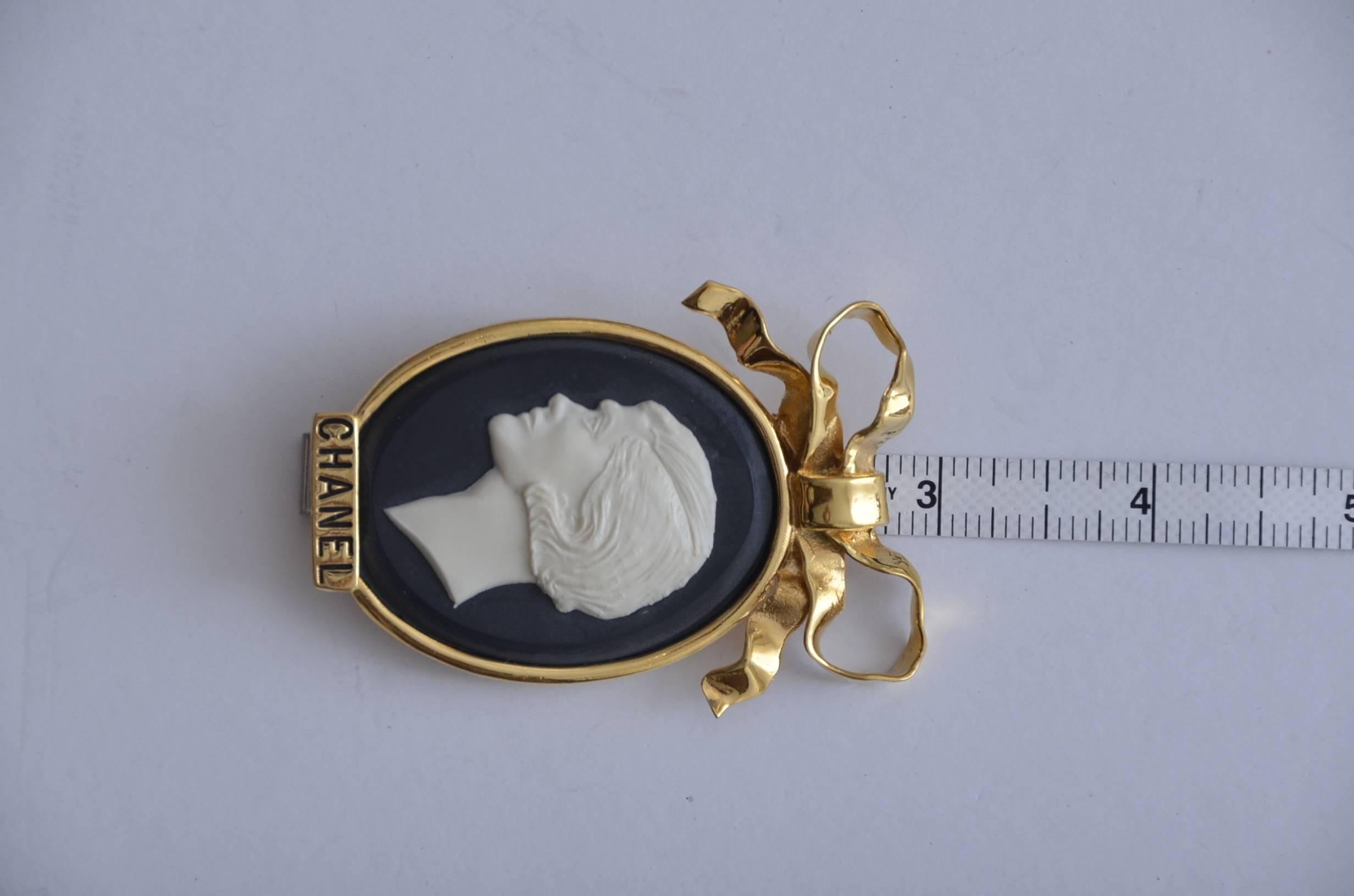 Large size beautiful Chanel cameo brooch with Coco Chanel profile.
From 1980's.Stamped CHANEL.
Excellent vintage condition.
Original box included.

FINAL SALE.