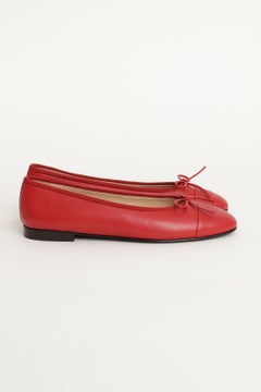 Ballerines classiques Chanel en cuir rouge avec le logo CC sur la pointe