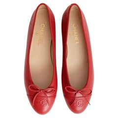 Ballerines classiques Chanel en cuir rouge avec le logo CC sur la pointe
