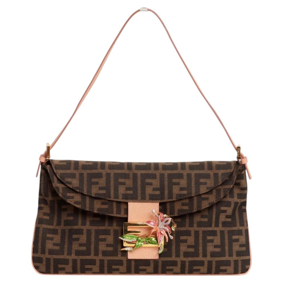 Borsa Fendi Baguette in pelle rosa con monogramma Zucca e dettagli floreali in cristallo