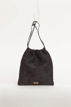Prada Clutch-Tasche mit Kordelzug aus schwarzem Lamé-Brokate mit Blumenmuster und schwarzem Leder