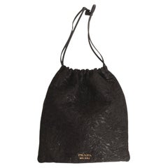 Prada Clutch-Tasche mit Kordelzug aus schwarzem Lamé-Brokate mit Blumenmuster und schwarzem Leder