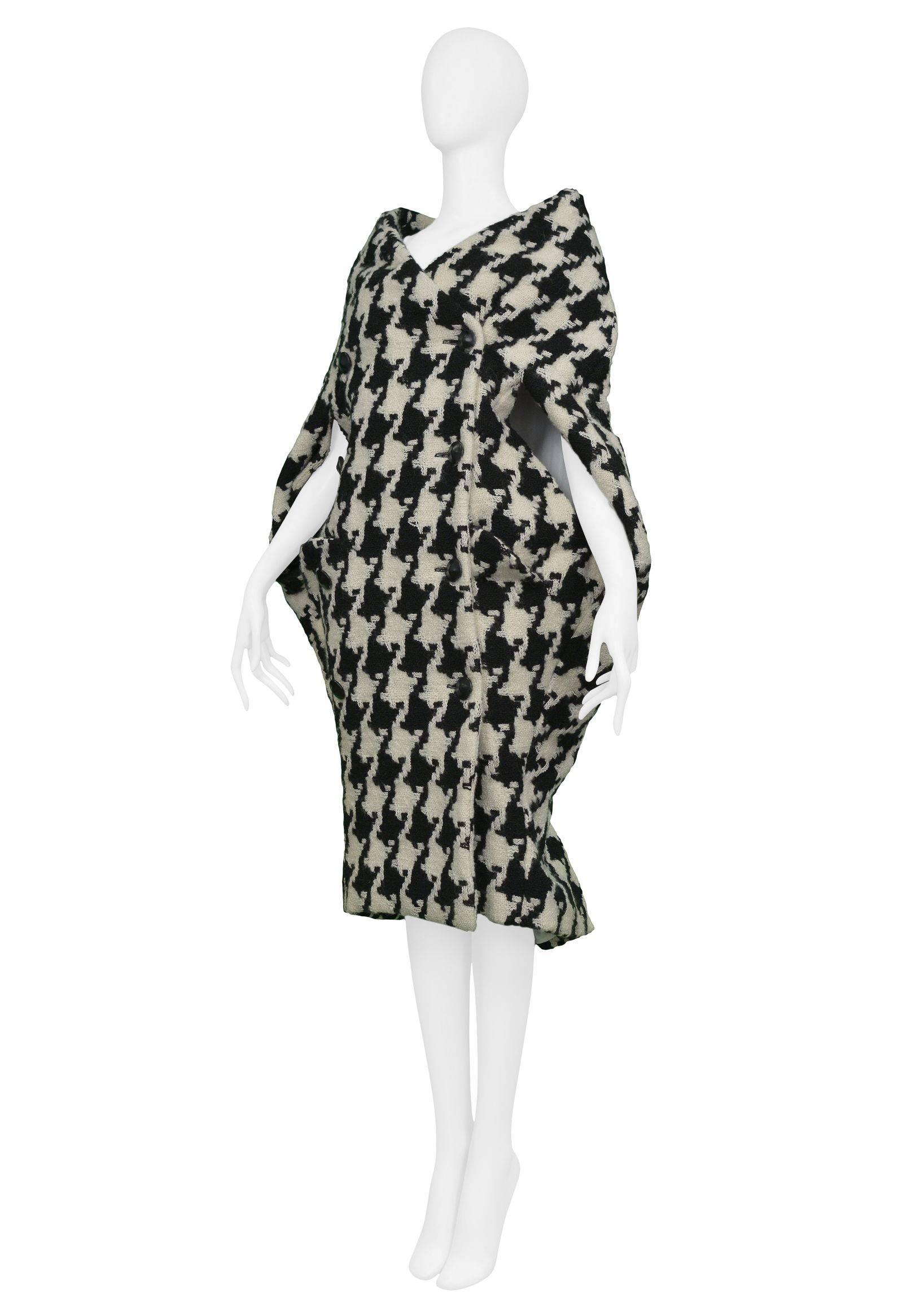 Important Runway Alexander McQueen 2009 Dogtooth Cocoon Coat Museum Worthy In Excellent Condition In Los Angeles, CA