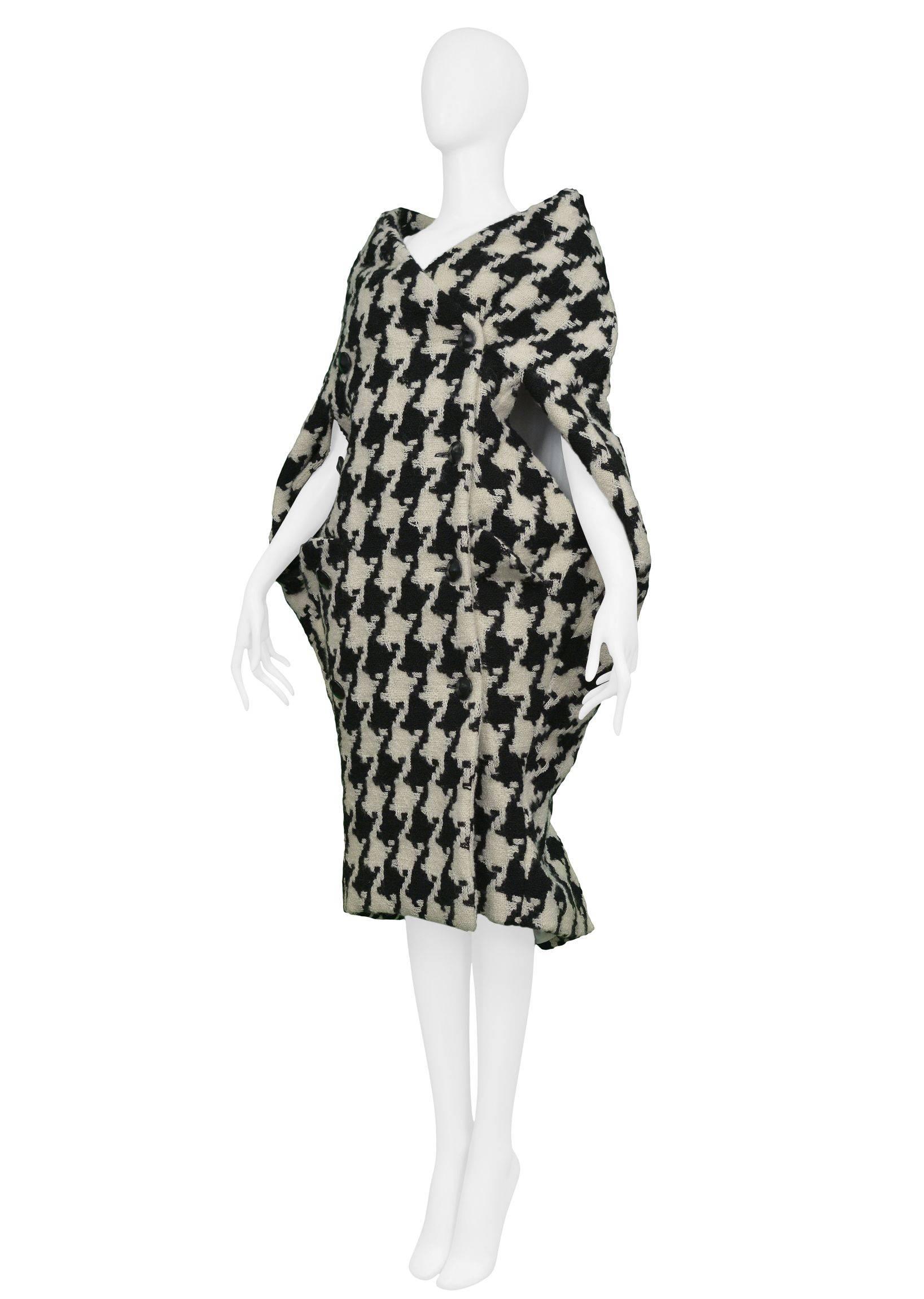 Important Runway Alexander McQueen 2009 Dogtooth Cocoon Coat Museum Worthy  In Excellent Condition In Los Angeles, CA