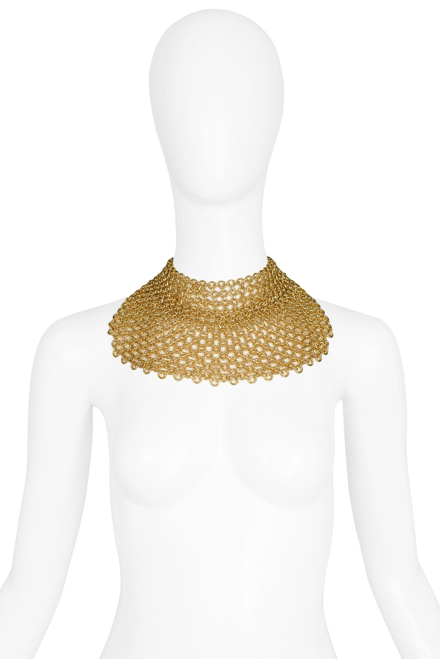 Vintage Gianni Versace gold-tone chainmail statement choker featuring a hook closure with decorative charm detail. 

Excellent Condition.