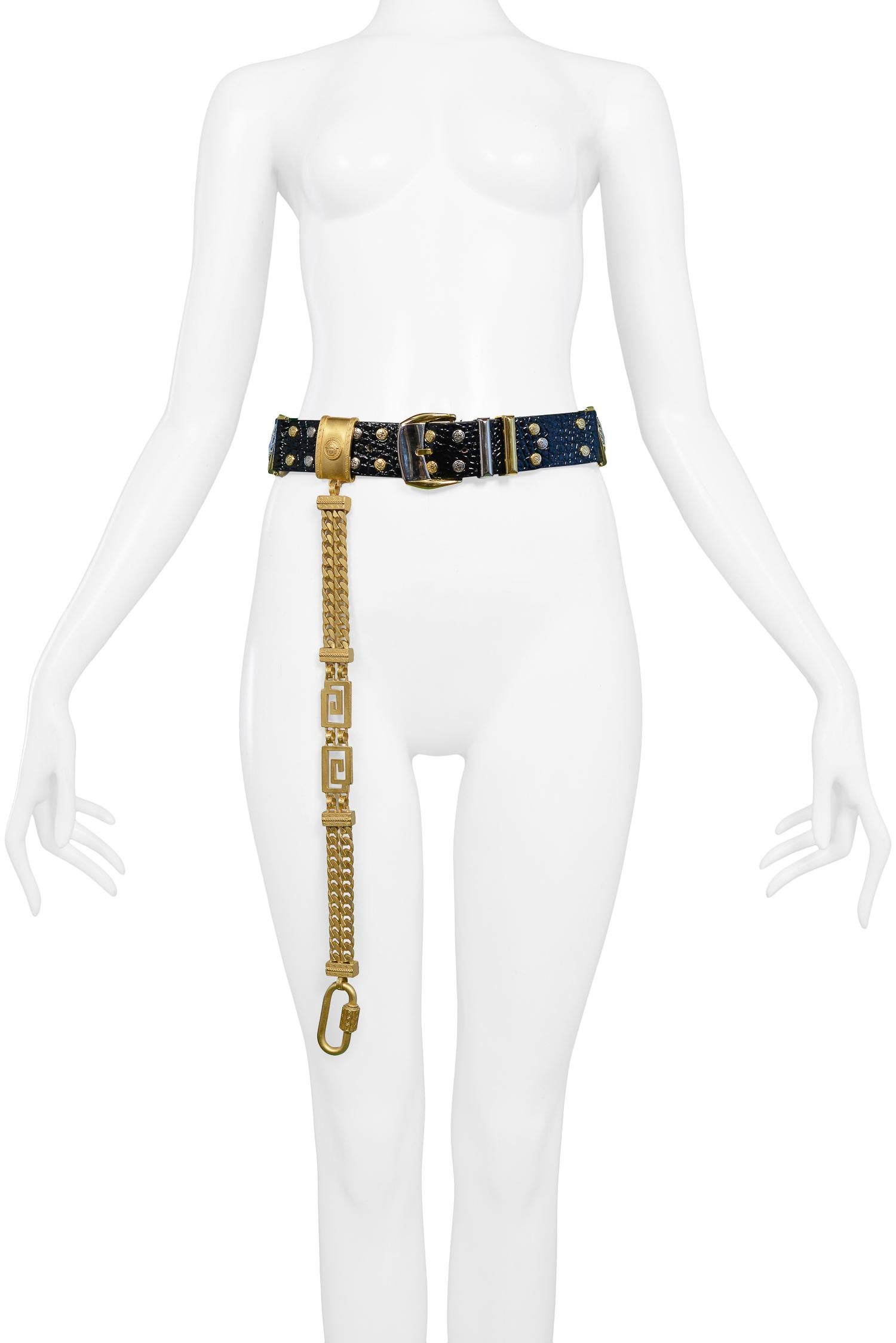Vintage Gianni Versace gold-tone pocket chain featuring decorative greco links, screw closure keyring, belt slide detail & Medusa emblem. 

*Belt not included* 

Excellent Condition.
