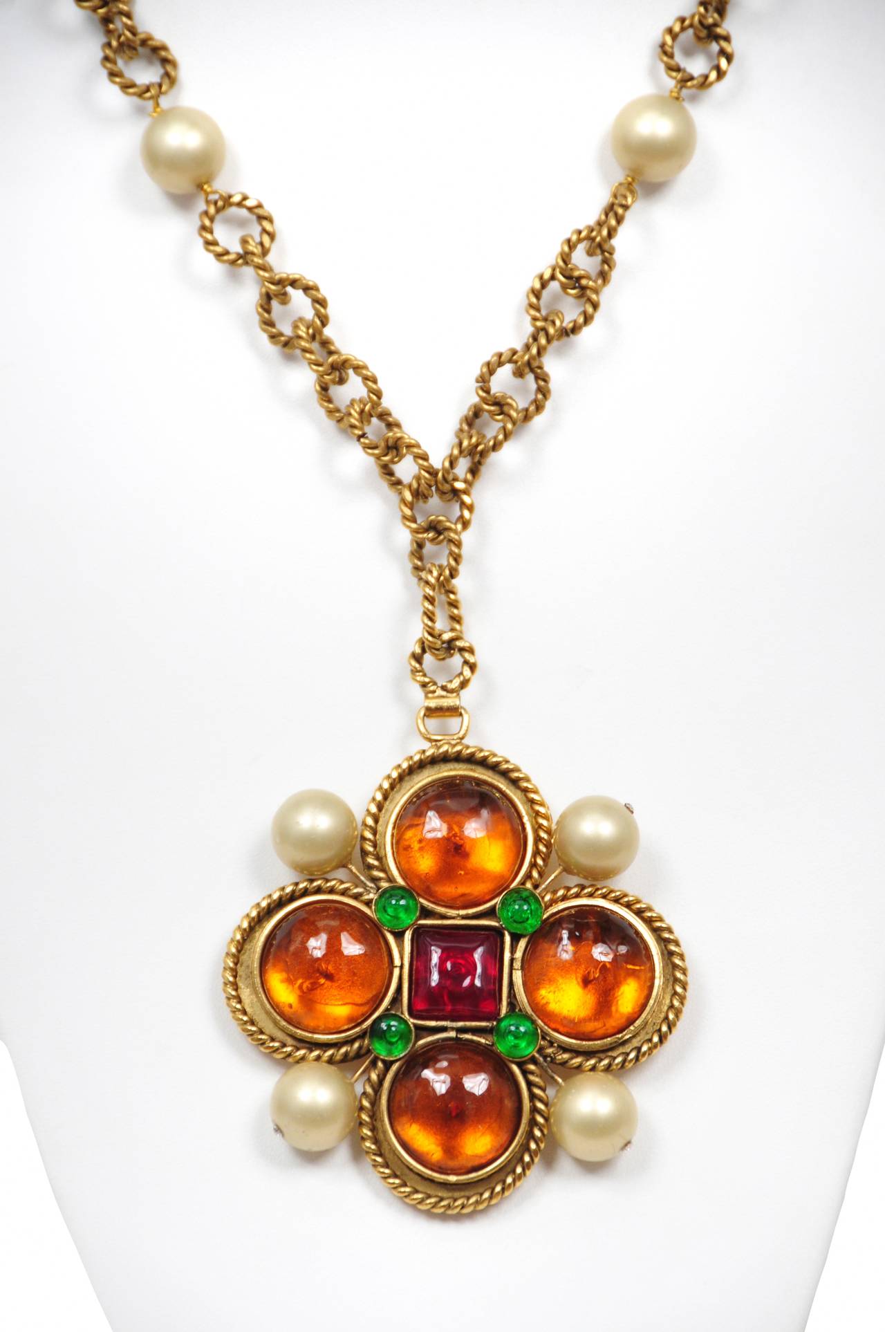 Vintage Chanel orange, burgundy and green gripoix pendant necklace featuring a gold tone rope link chain interlocked with faux pearls.

Chain length 10