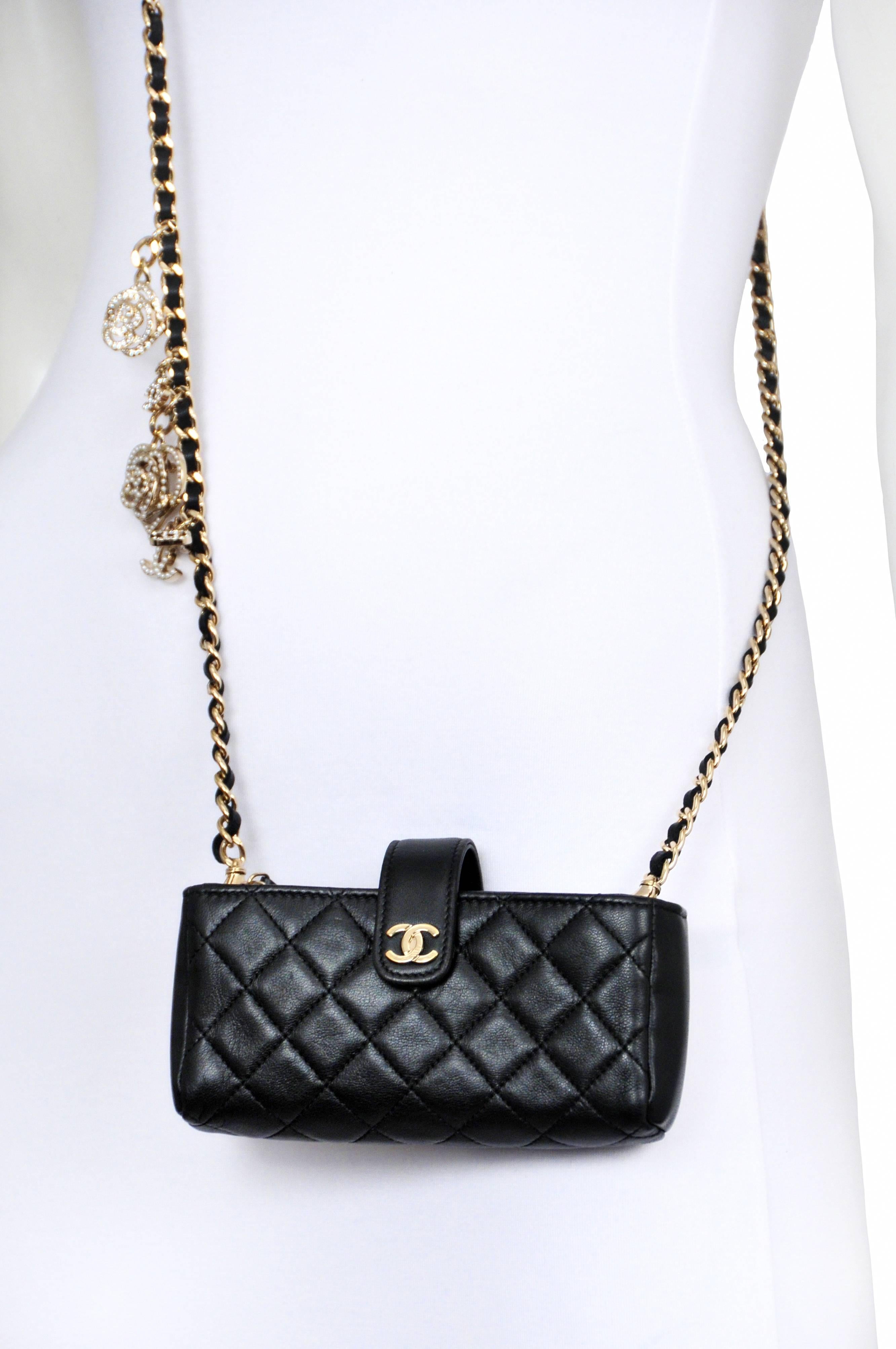Vintage Chanel Handy Geldbörse mit der Unterschrift Diamant Steppung:: CC-Logo und abnehmbare Kette Link gewebtes Lederband mit Strass Anhängern. 

Kette Länge ist 25