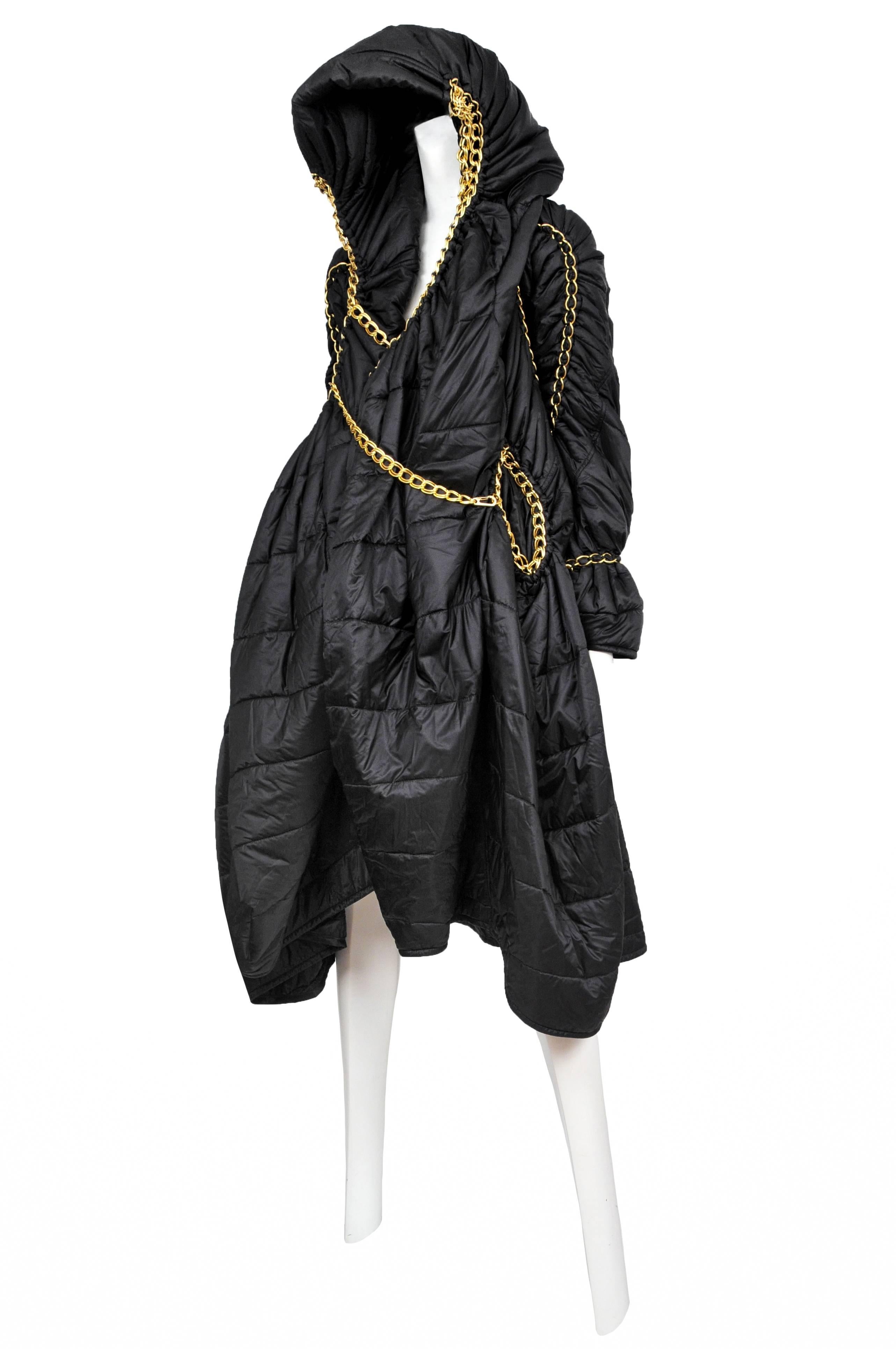 Schwarzer Vintage-Puffermantel von Junya Watanabe mit durchgehender goldfarbener Kette als Verzierung sowie funktionierenden Verschlüssen. Laufstegteil aus der Herbstkollektion 2009.