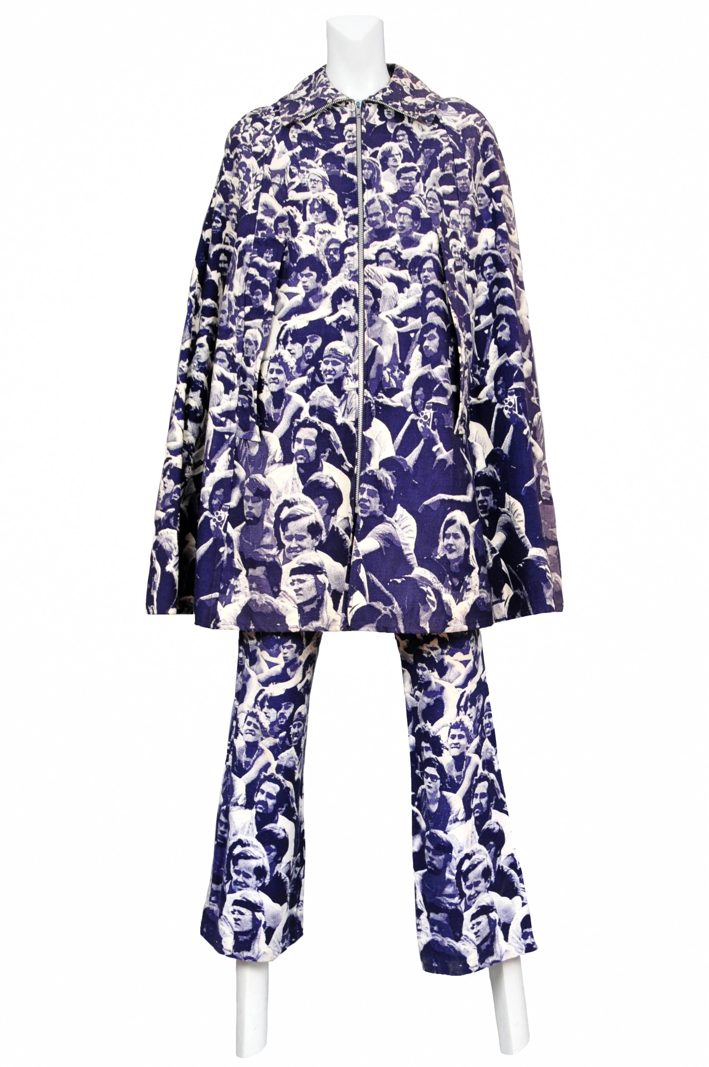 Una capa vintage con cuello y cremallera, muy rara e inusual, con un estampado integral de la icónica impresión de la multitud de Woodstock de Baron Wolman del 15 de agosto de 1969. Los pantalones se venden por separado. Ajuste libre y fácil. Los