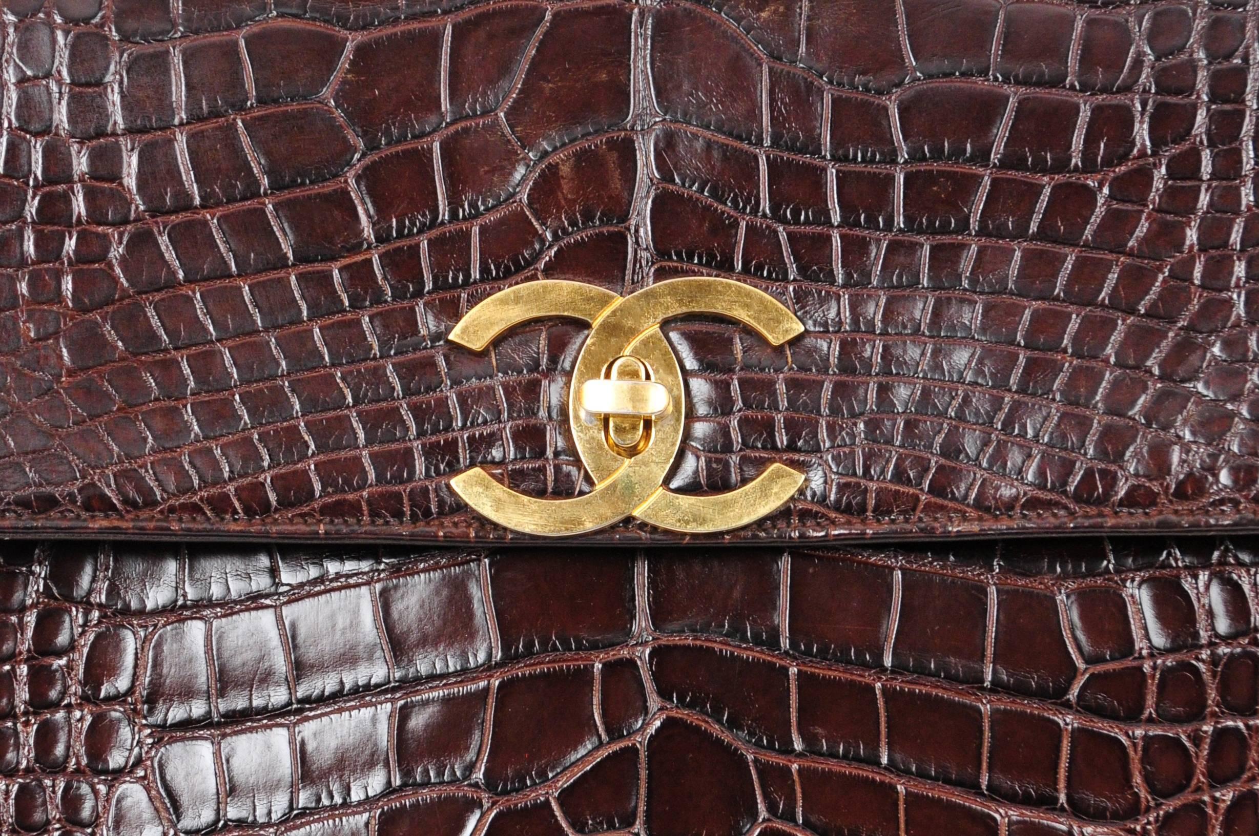 Chanel Braunes Krokodil-Etui im Zustand „Hervorragend“ in Los Angeles, CA
