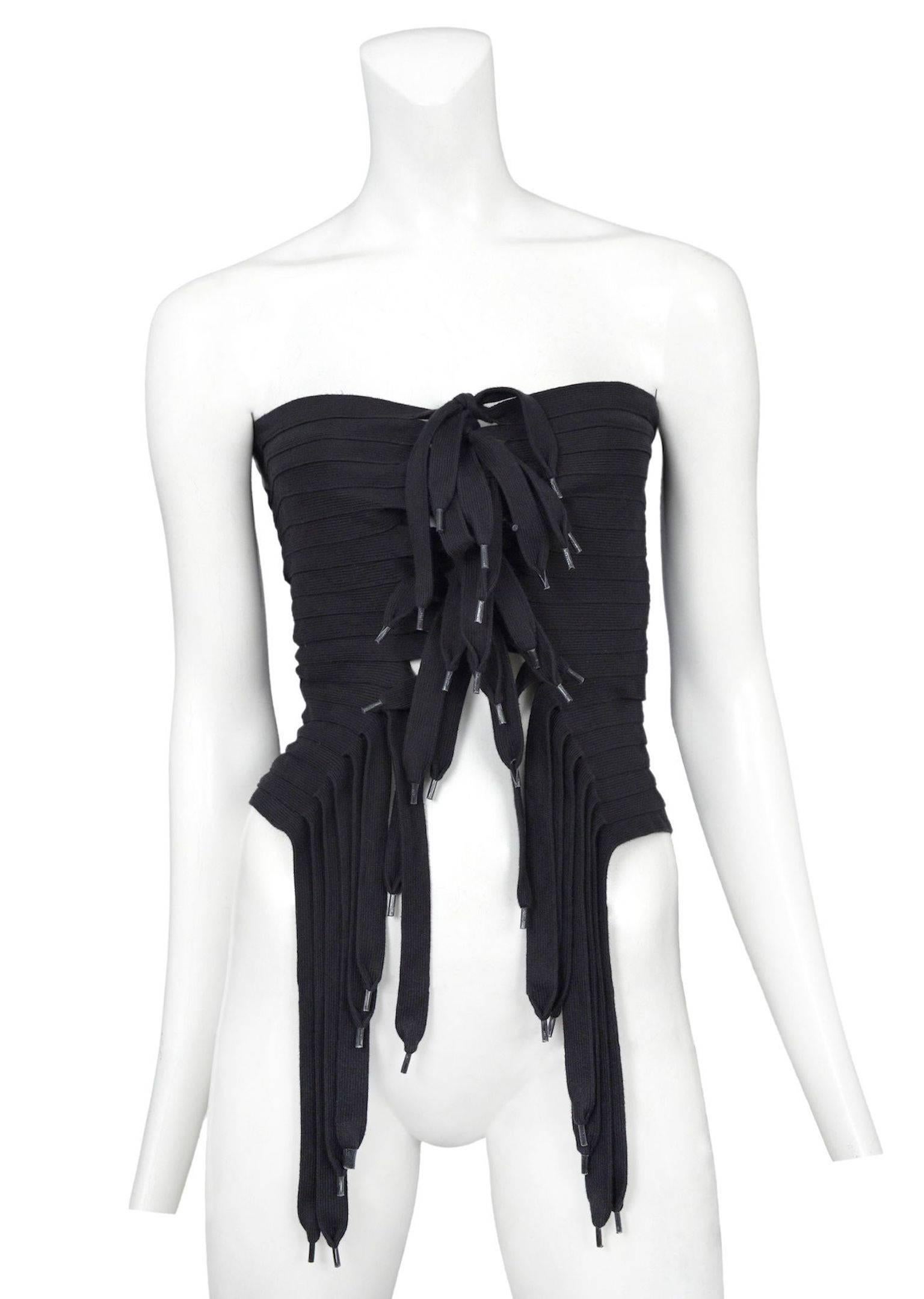 Top corset noir vintage de la Maison Martin Martin présentant une série de lacets de chaussures noirs reliés entre eux qui se nouent au centre du devant. CIRCA Printemps / Été 2003.

Veuillez vous renseigner pour obtenir des photos