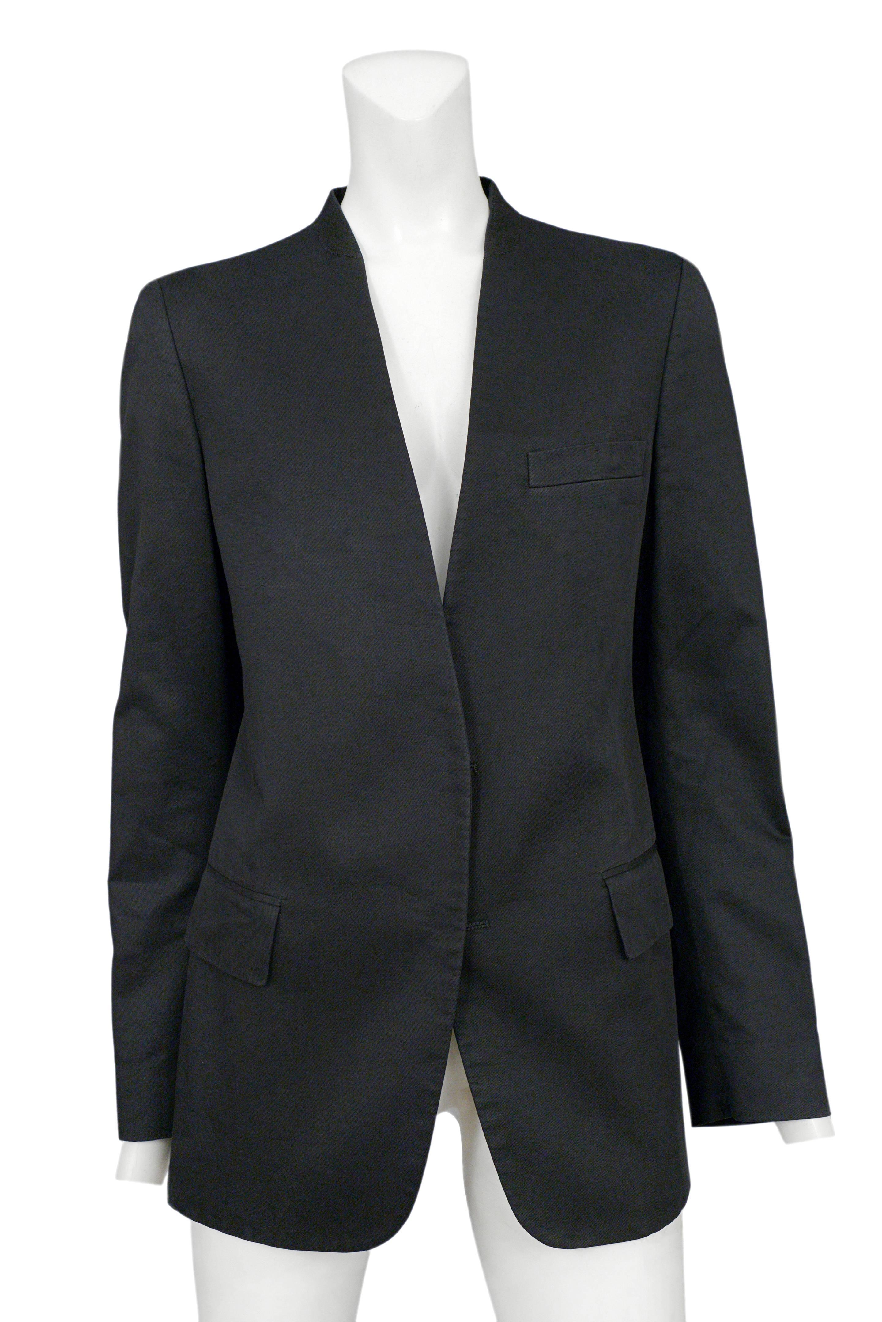 Vintage Maison Martin Margiela collarless black blazer featuring hidden buttons at the front and side pockets.
Please inquire for additional images.