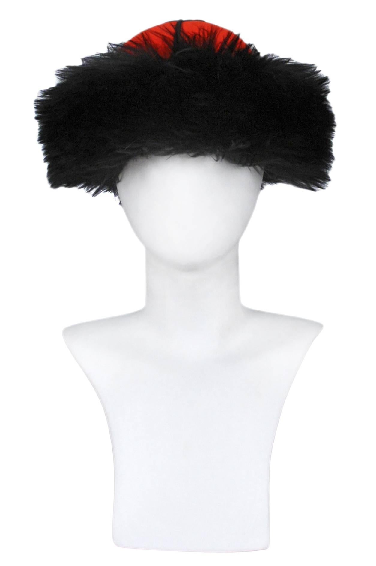 Noir Yves Saint Laurent - Chapeau russe en laine et fourrure, 1976 en vente