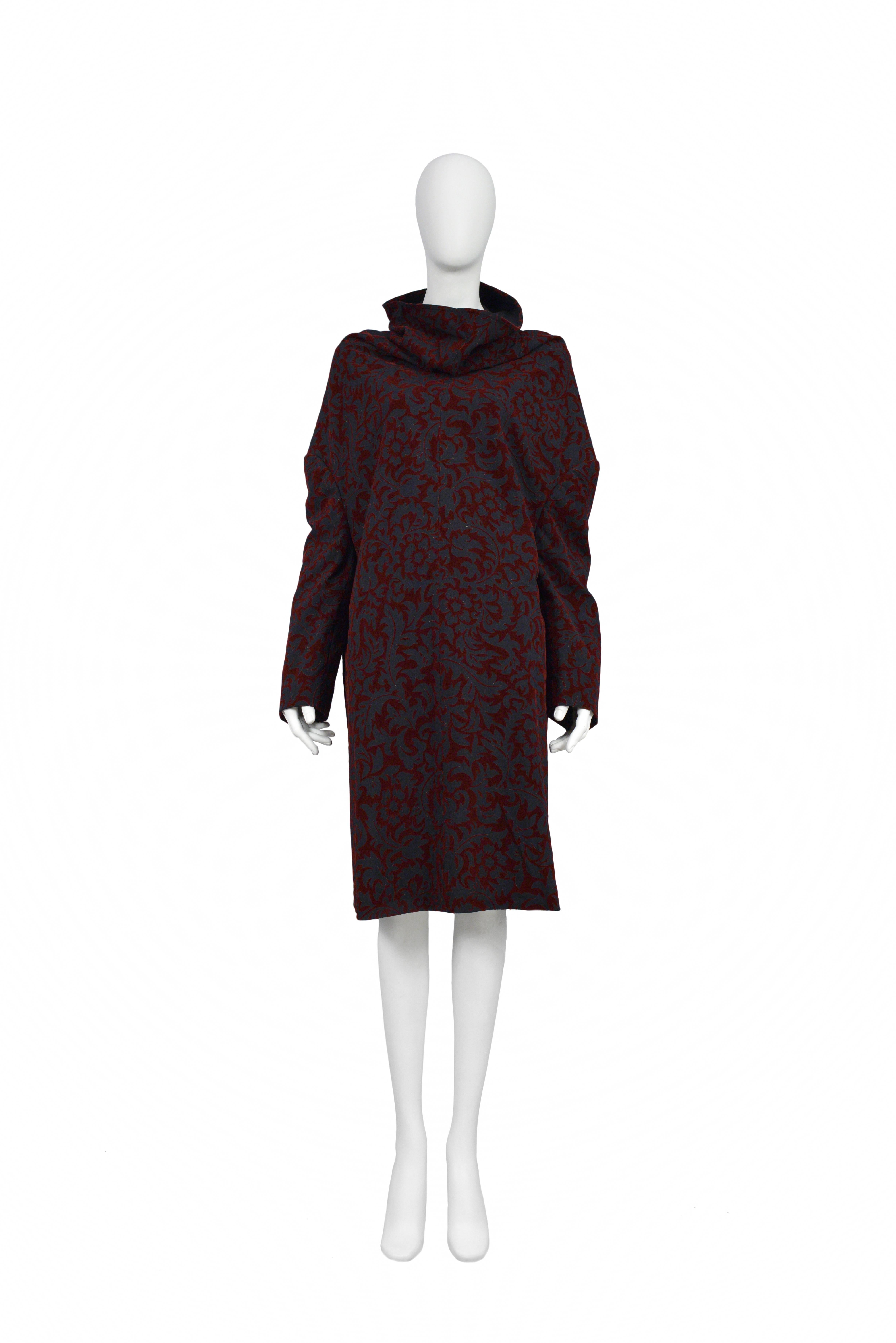 Resurrection Vintage is excited to offer a vintage Comme des Garcons velvet flocked smock dress with a cowl neck, elongated sleeves, and dropped shoulders. AW 1996.

Comme Des Garcons
Size: Medium
Measurements: Bust 47