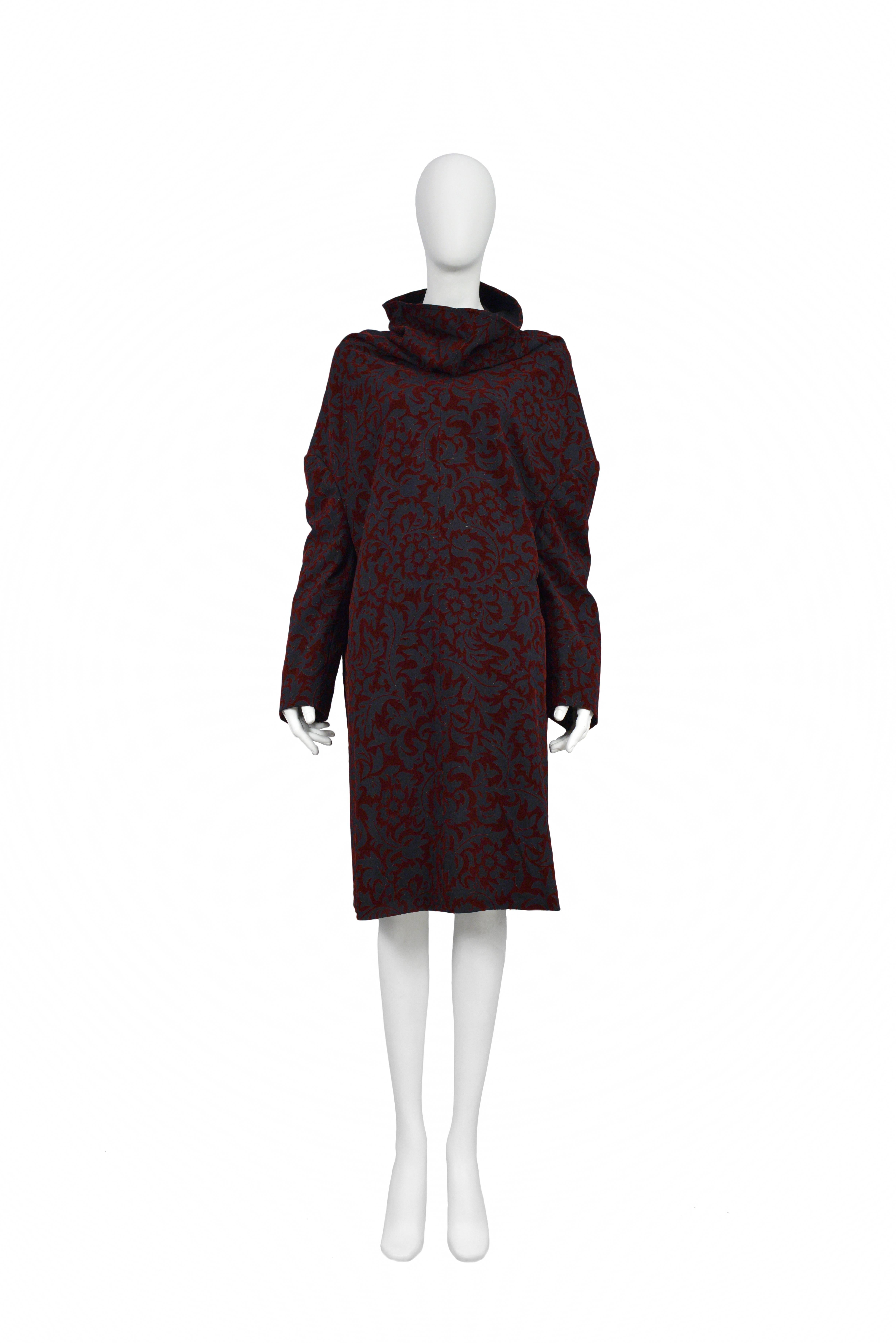 Resurrection Vintage ist begeistert, ein Vintage Comme des Garcons Samt beflockt Smock Kleid mit einem Kragen, verlängerten Ärmeln und überschnittenen Schultern anbieten zu können. AW 1996.

Comme Des Garcons
Größe: Mittel
Maße: Büste 47