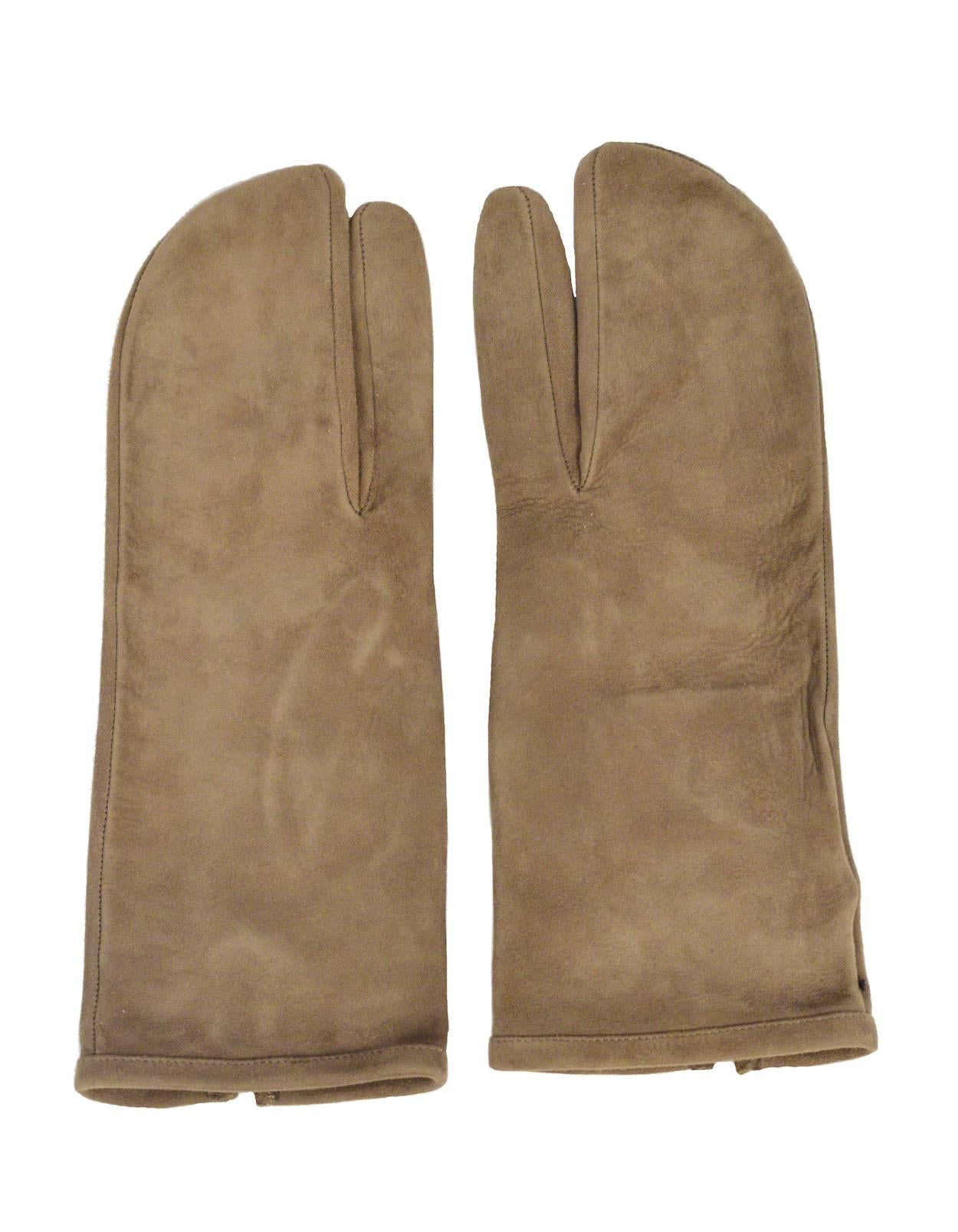 Vintage Maison Martin Margiela tan suede gloves featuring tabi detailing at the fingers.
Please inquire for additional images.