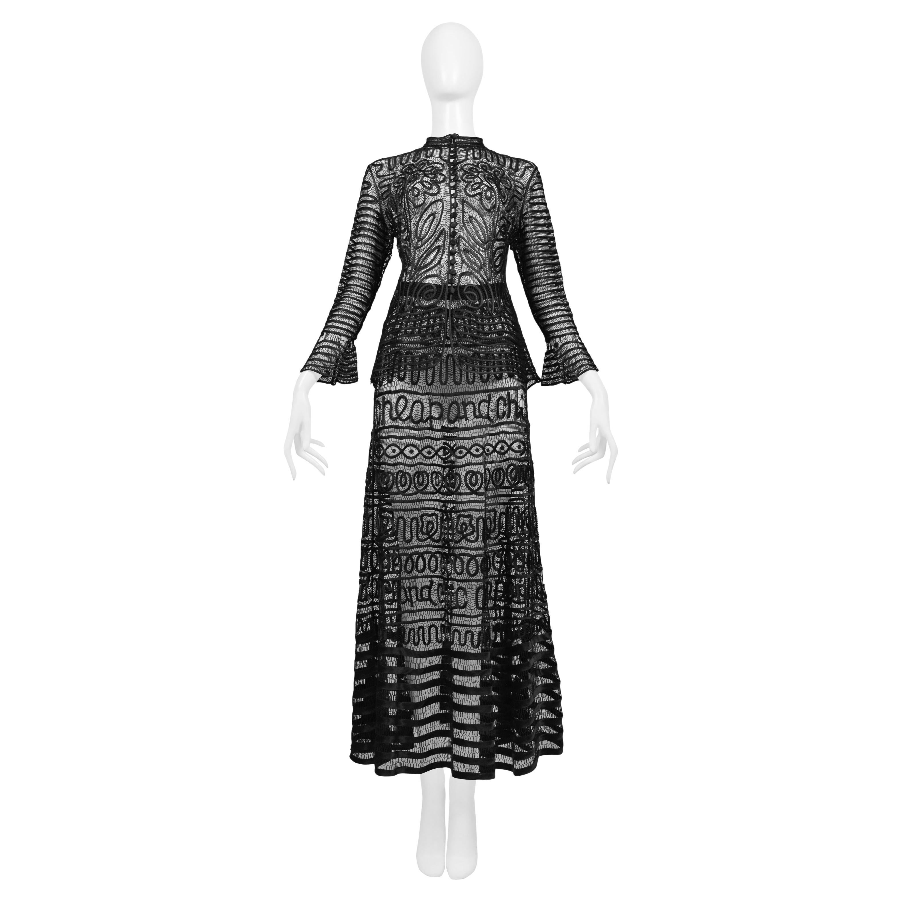 Moschino "Cheap and Chic" - Giacca e gonna in pizzo con nastro di raso nero e scritta con logo in vendita