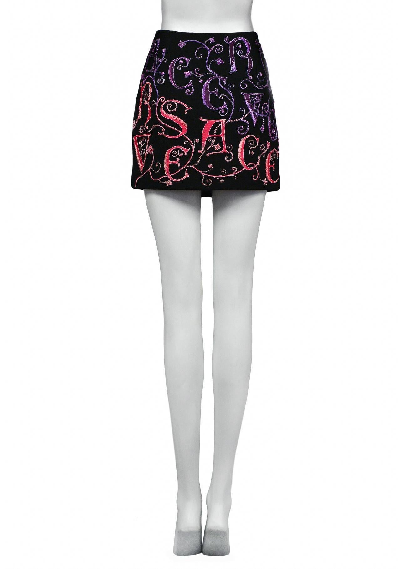 Versace Atelier Schwarzer verzierter Mini-Rock im Zustand „Hervorragend“ im Angebot in Los Angeles, CA