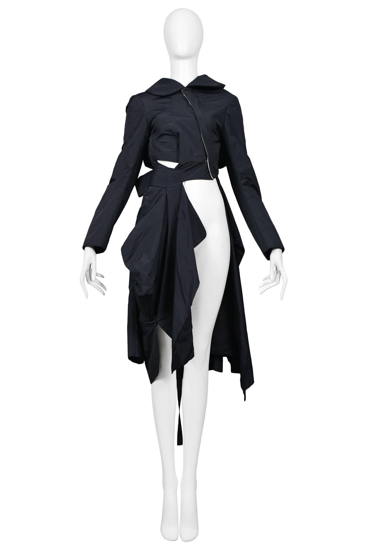 Vintage Comme des Garcons black deconstructed coat with bow detail at back. Collection Autumn / Winter 2004.

Excellent Vintage Condition.

Size Medium