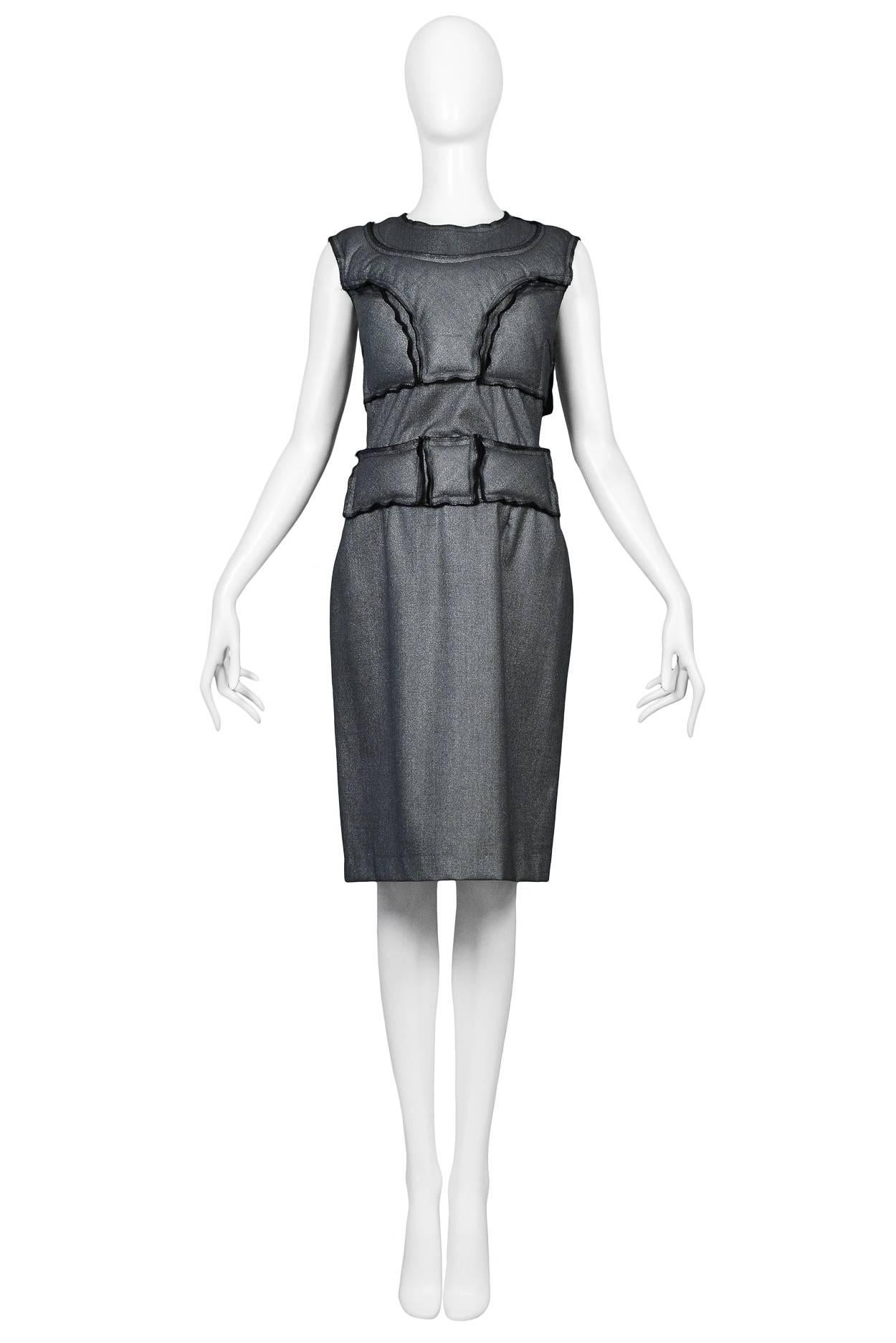 Robe sans manches, longueur genou, avec coutures apparentes, rembourrée en argent, de marque Comme des Garcons. Circa Fall 2010.