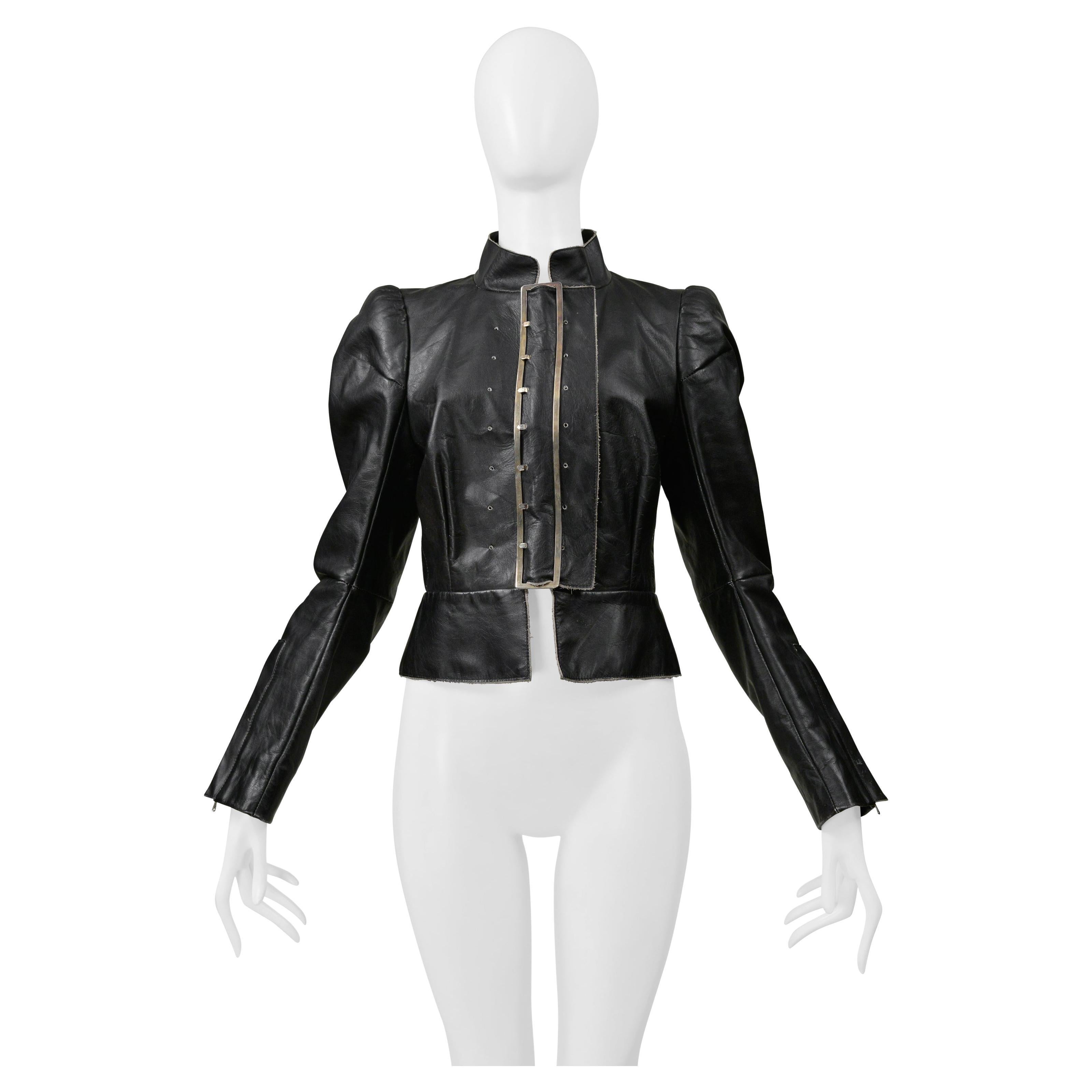 Maison Martin Margiela - Veste en cuir noir vieilli avec large boucle et cravate - années 1990